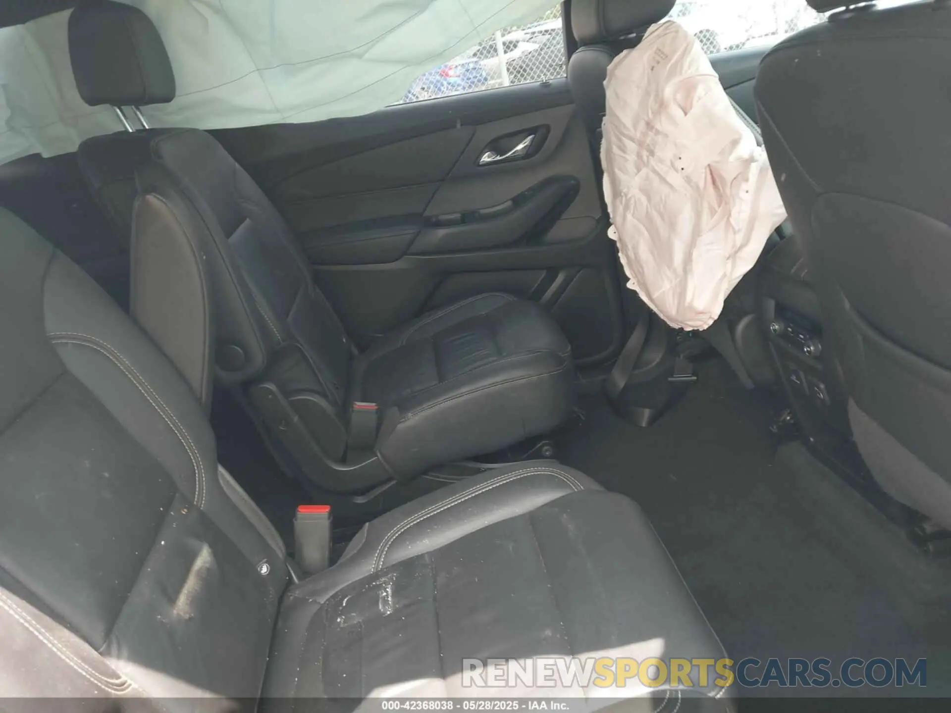 8 Photograph of a damaged car 1GNERHKW4NJ142792 CHEVROLET TRAVERSE 2022
