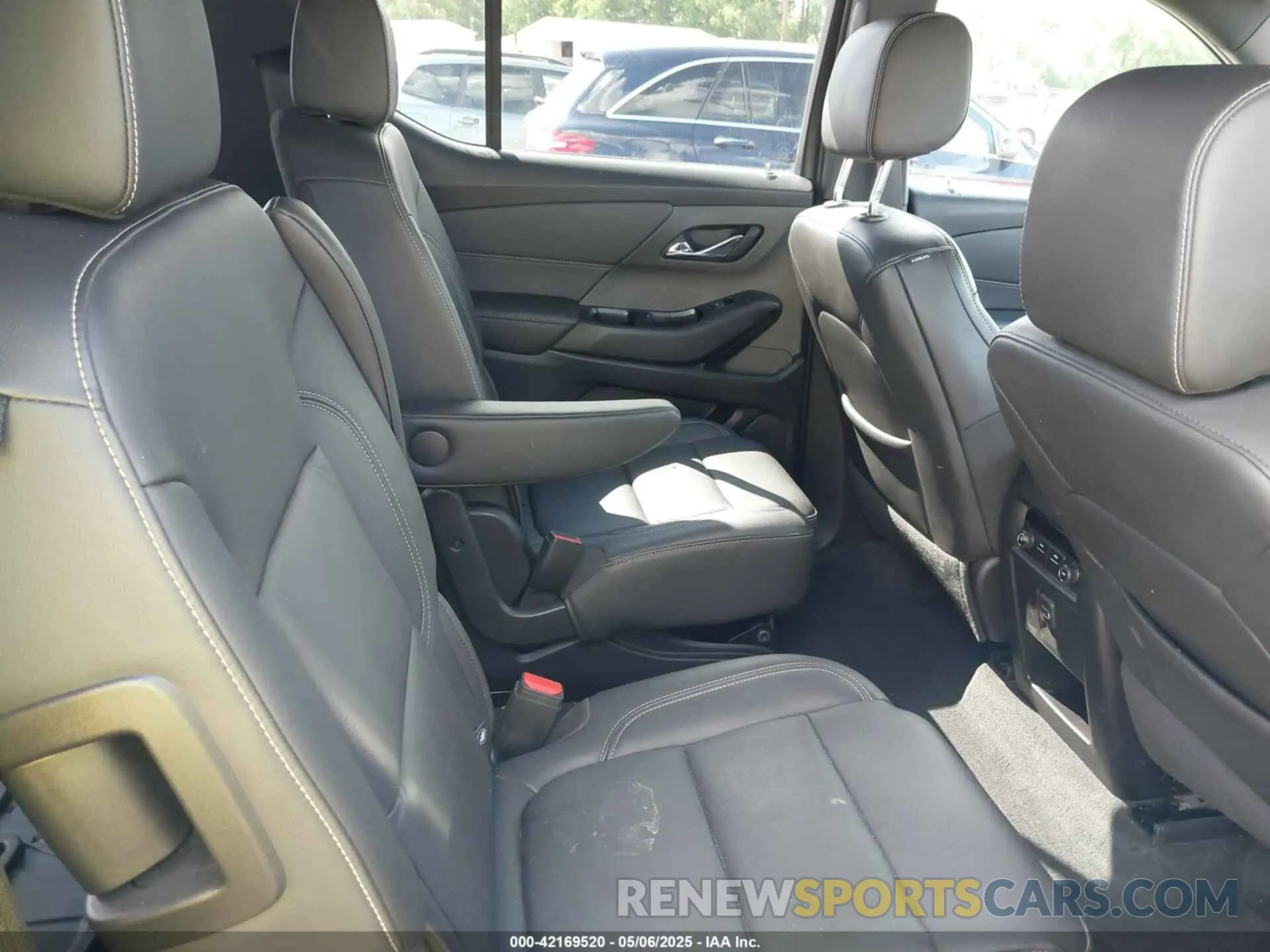 8 Photograph of a damaged car 1GNERHKW7NJ192120 CHEVROLET TRAVERSE 2022