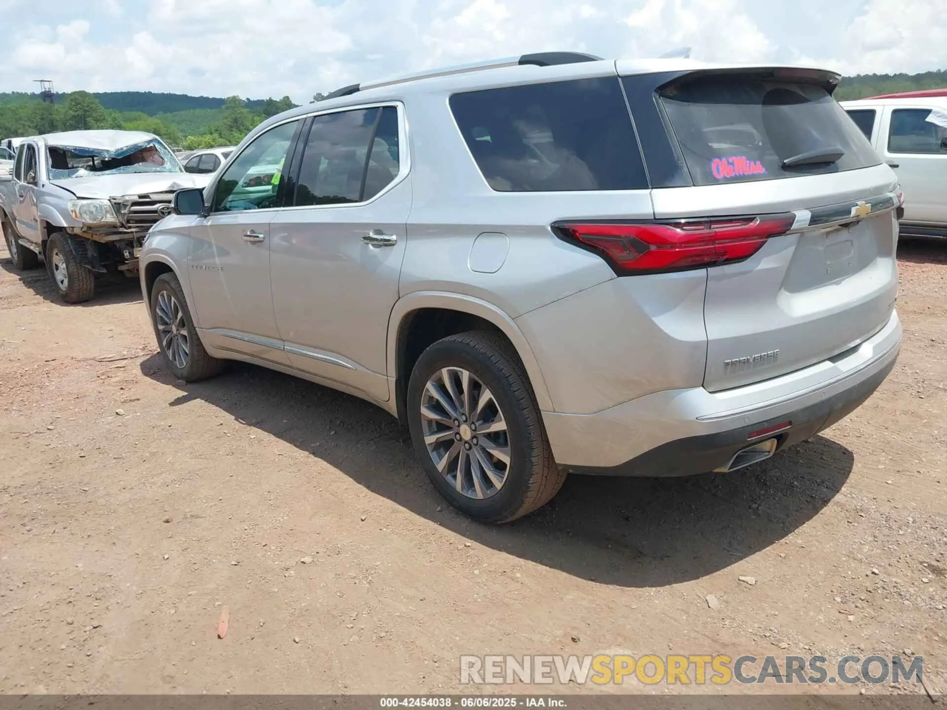 3 Photograph of a damaged car 1GNERKKWXNJ143345 CHEVROLET TRAVERSE 2022