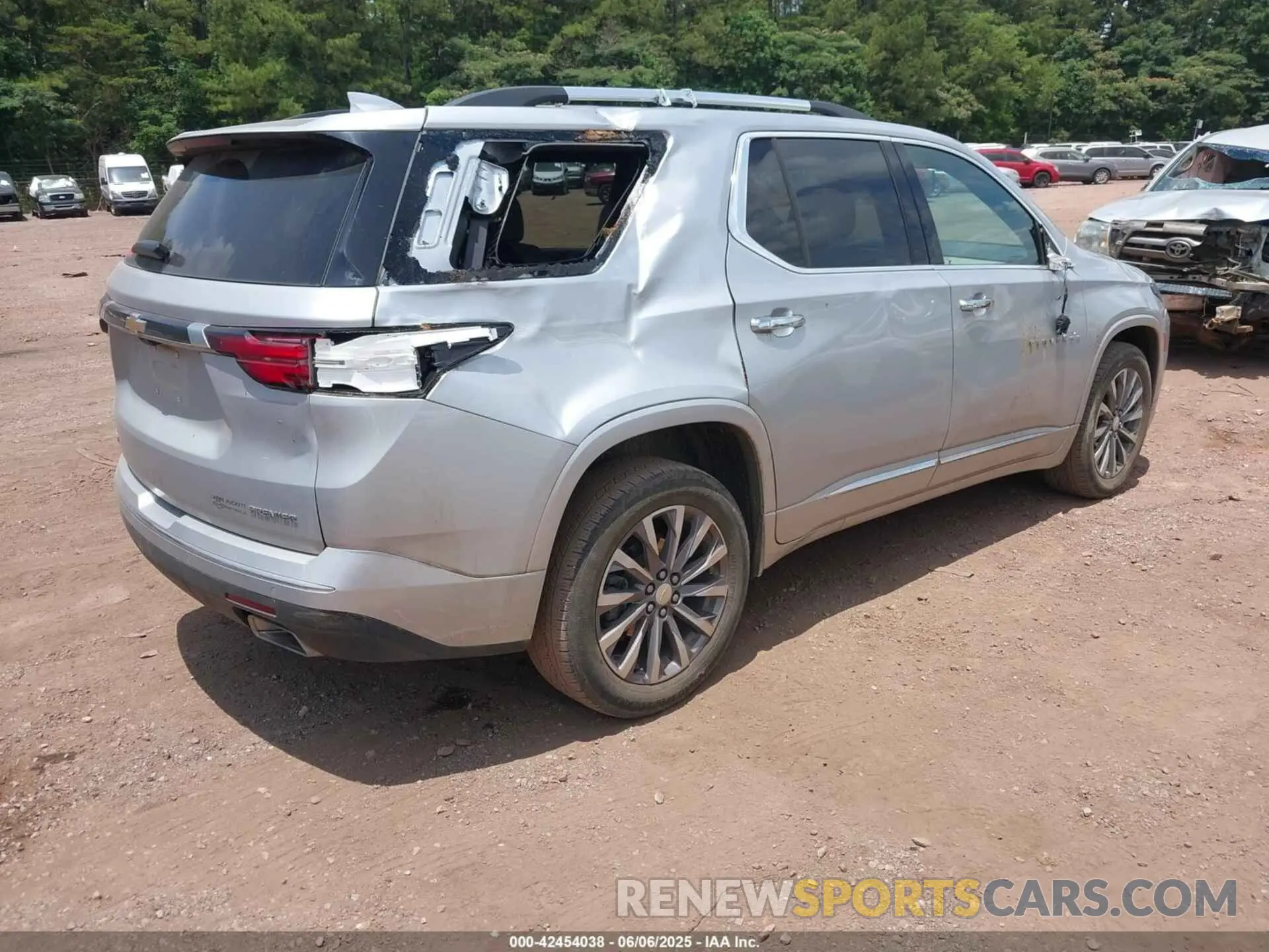 4 Photograph of a damaged car 1GNERKKWXNJ143345 CHEVROLET TRAVERSE 2022