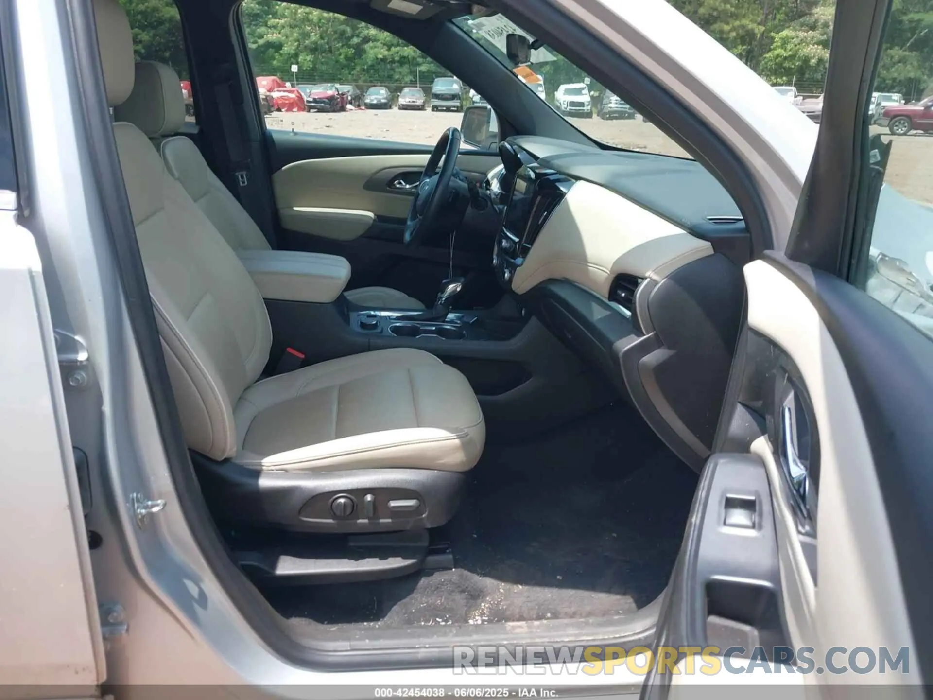 5 Photograph of a damaged car 1GNERKKWXNJ143345 CHEVROLET TRAVERSE 2022
