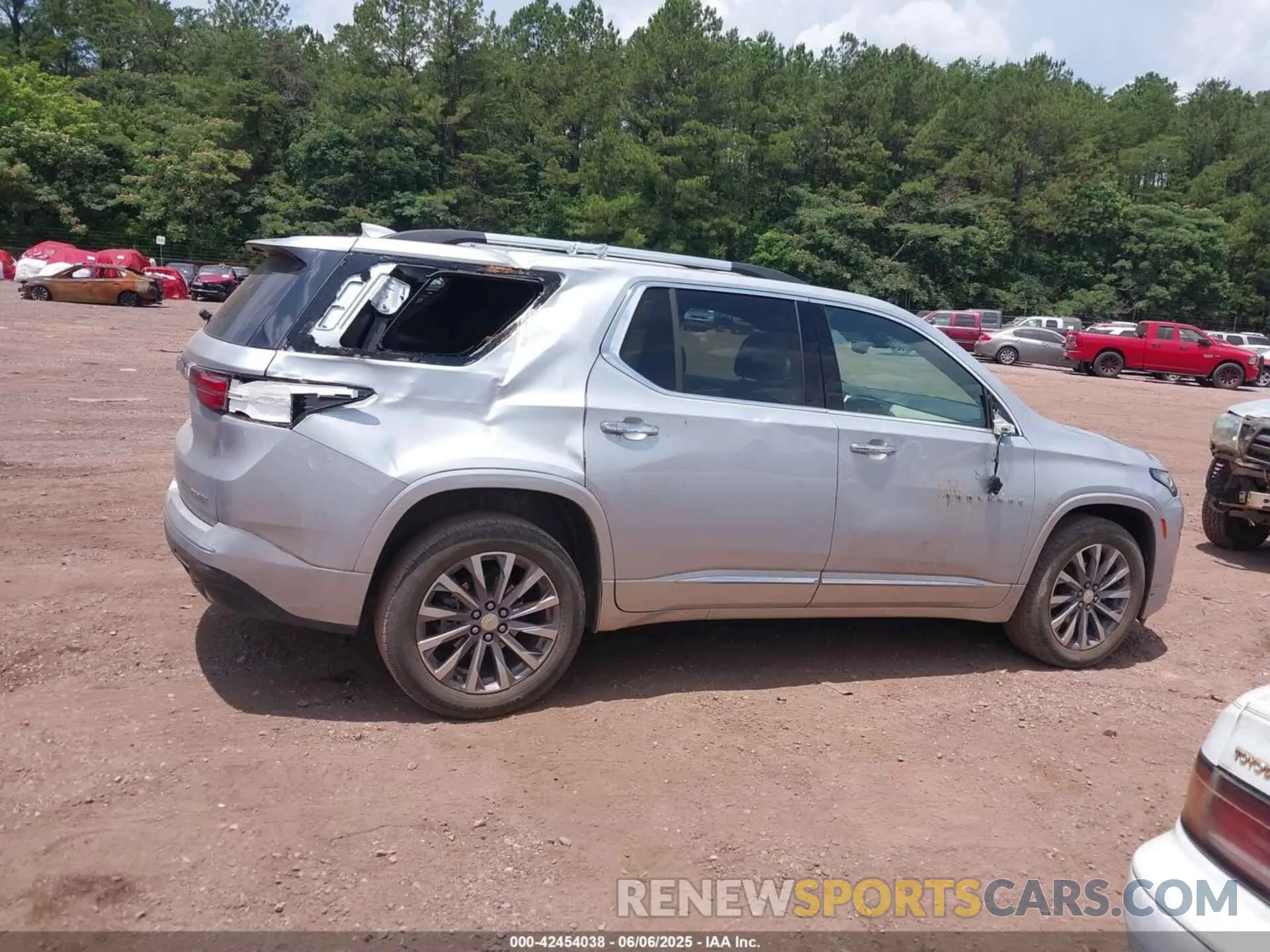 6 Photograph of a damaged car 1GNERKKWXNJ143345 CHEVROLET TRAVERSE 2022