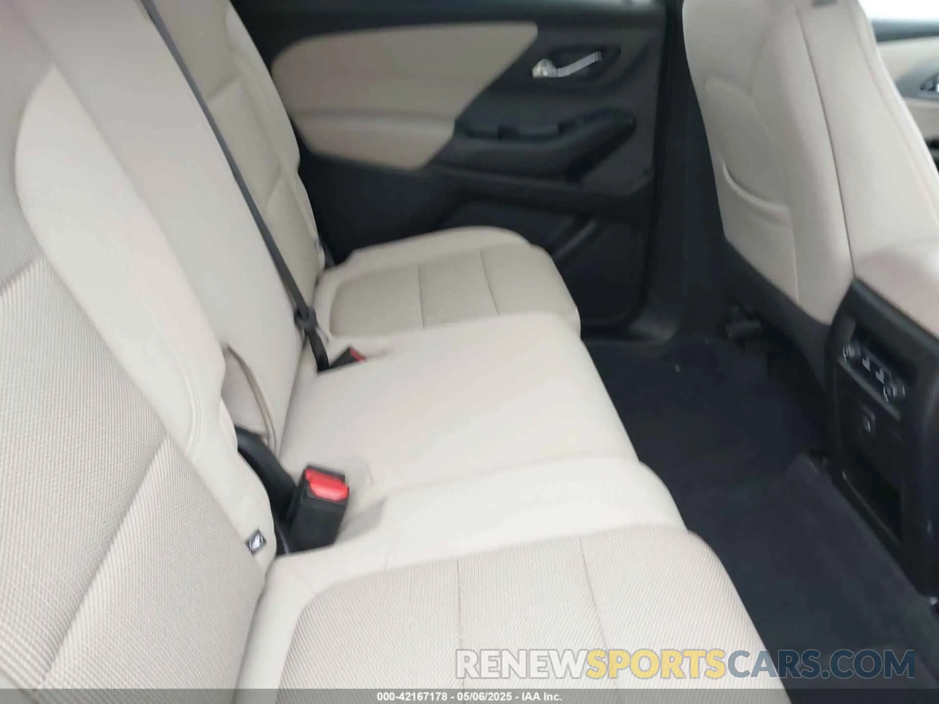 8 Photograph of a damaged car 1GNERLKWXNJ156599 CHEVROLET TRAVERSE 2022