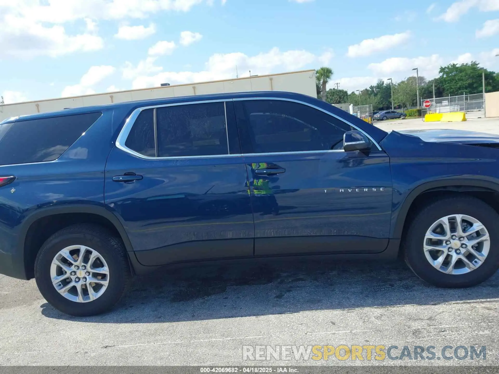 14 Photograph of a damaged car 1GNERLKWXNJ182507 CHEVROLET TRAVERSE 2022