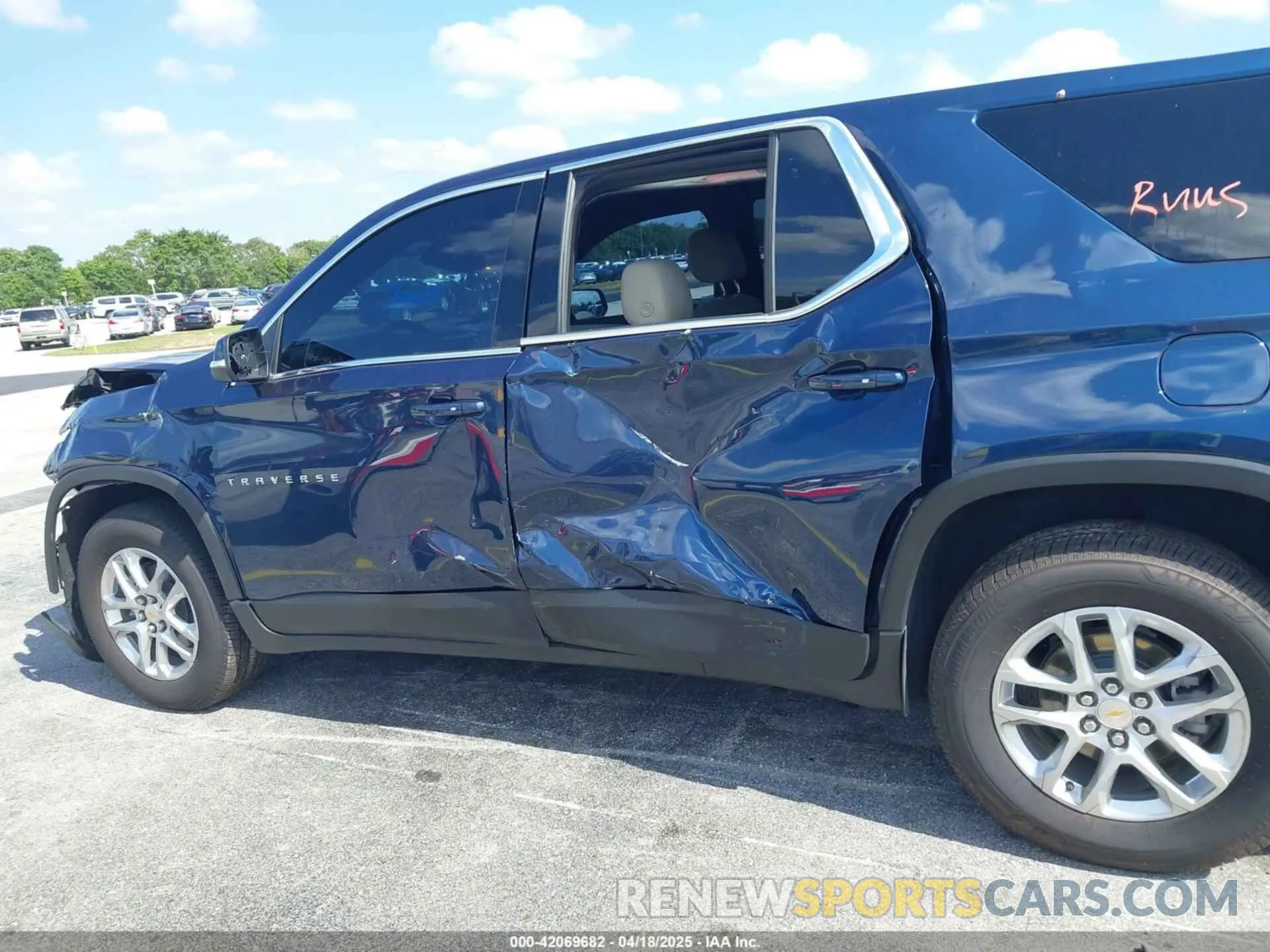 18 Photograph of a damaged car 1GNERLKWXNJ182507 CHEVROLET TRAVERSE 2022