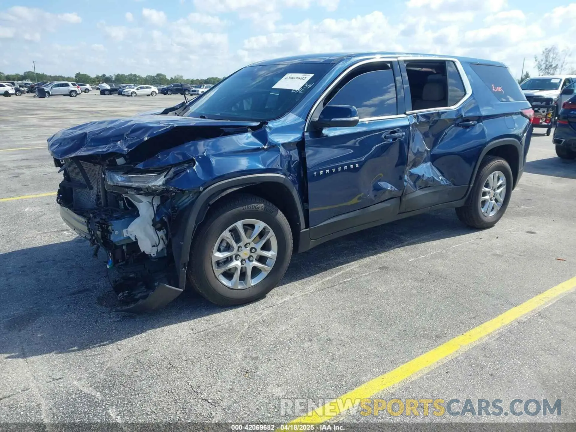 2 Photograph of a damaged car 1GNERLKWXNJ182507 CHEVROLET TRAVERSE 2022