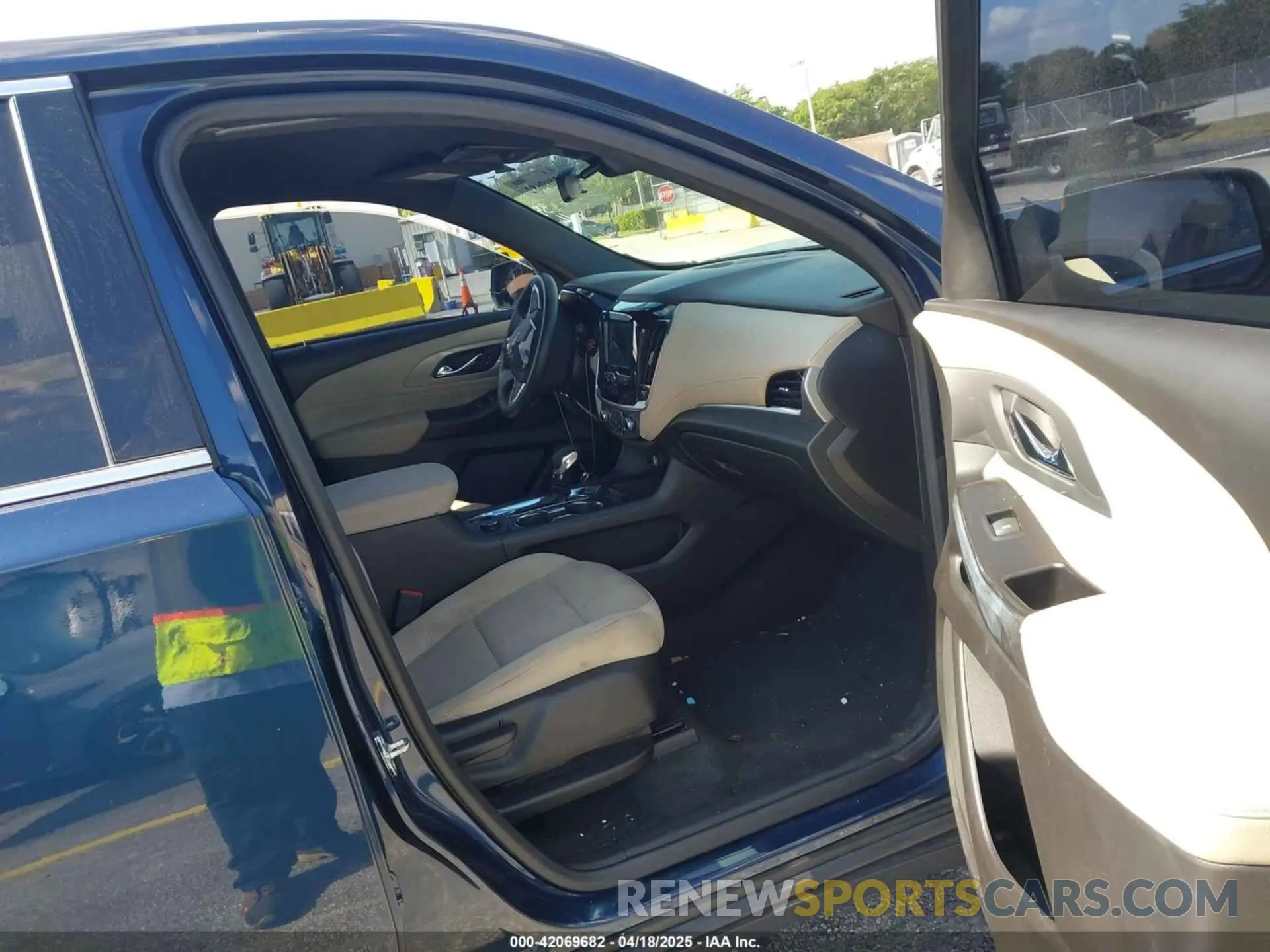 5 Photograph of a damaged car 1GNERLKWXNJ182507 CHEVROLET TRAVERSE 2022