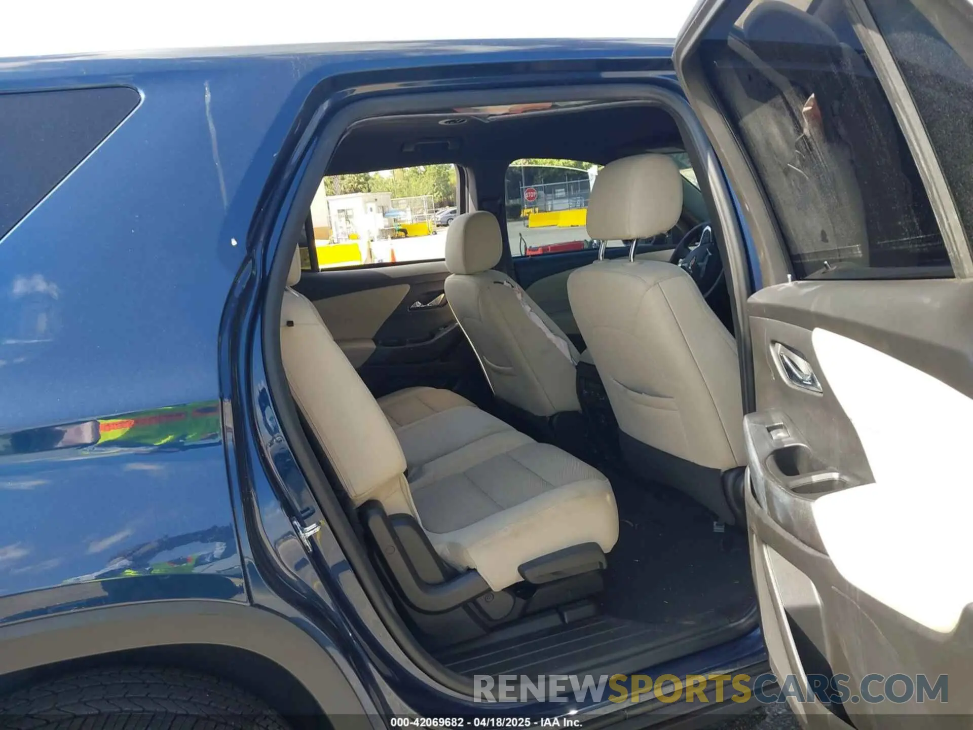 8 Photograph of a damaged car 1GNERLKWXNJ182507 CHEVROLET TRAVERSE 2022
