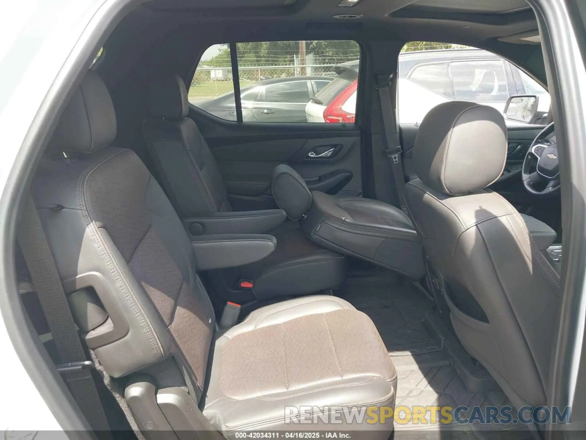 8 Photograph of a damaged car 1GNERNKW8NJ160453 CHEVROLET TRAVERSE 2022