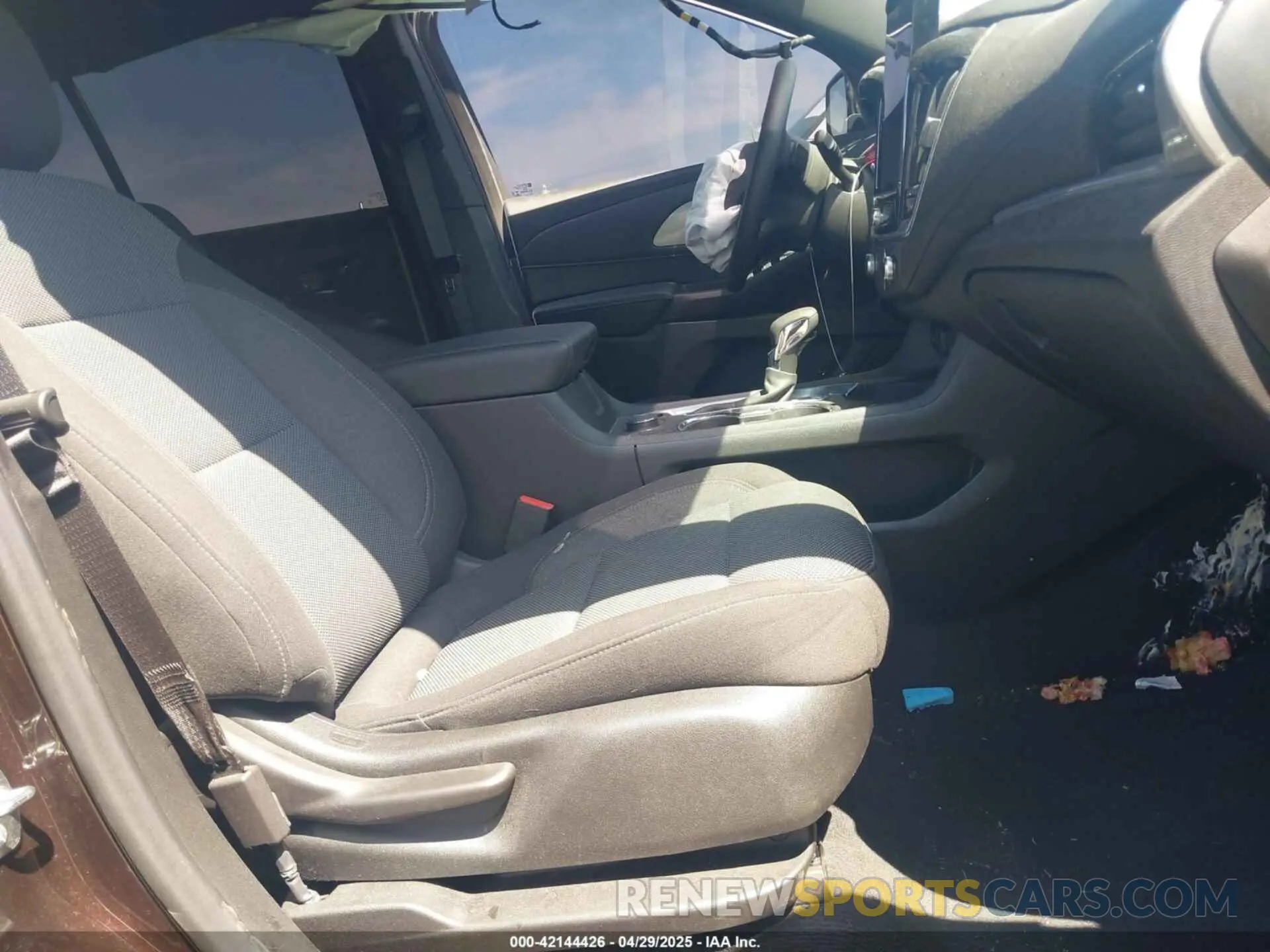 5 Photograph of a damaged car 1GNEVGKW1NJ164383 CHEVROLET TRAVERSE 2022
