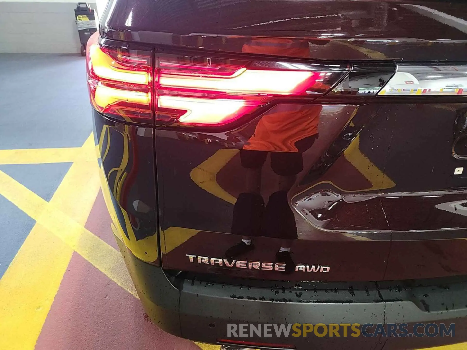 4 Photograph of a damaged car 1GNEVGKW2NJ154512 CHEVROLET TRAVERSE 2022