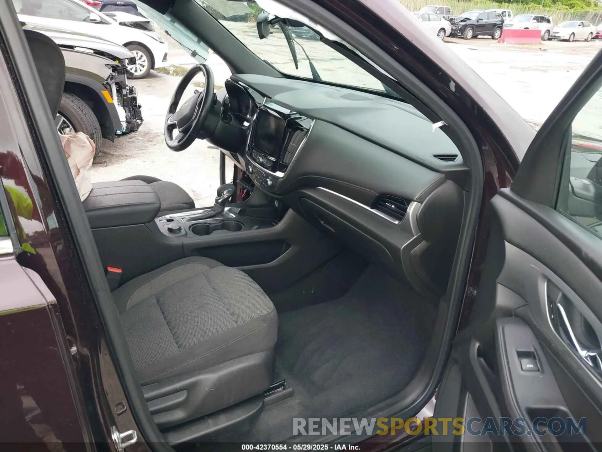 5 Photograph of a damaged car 1GNEVGKW2NJ155658 CHEVROLET TRAVERSE 2022