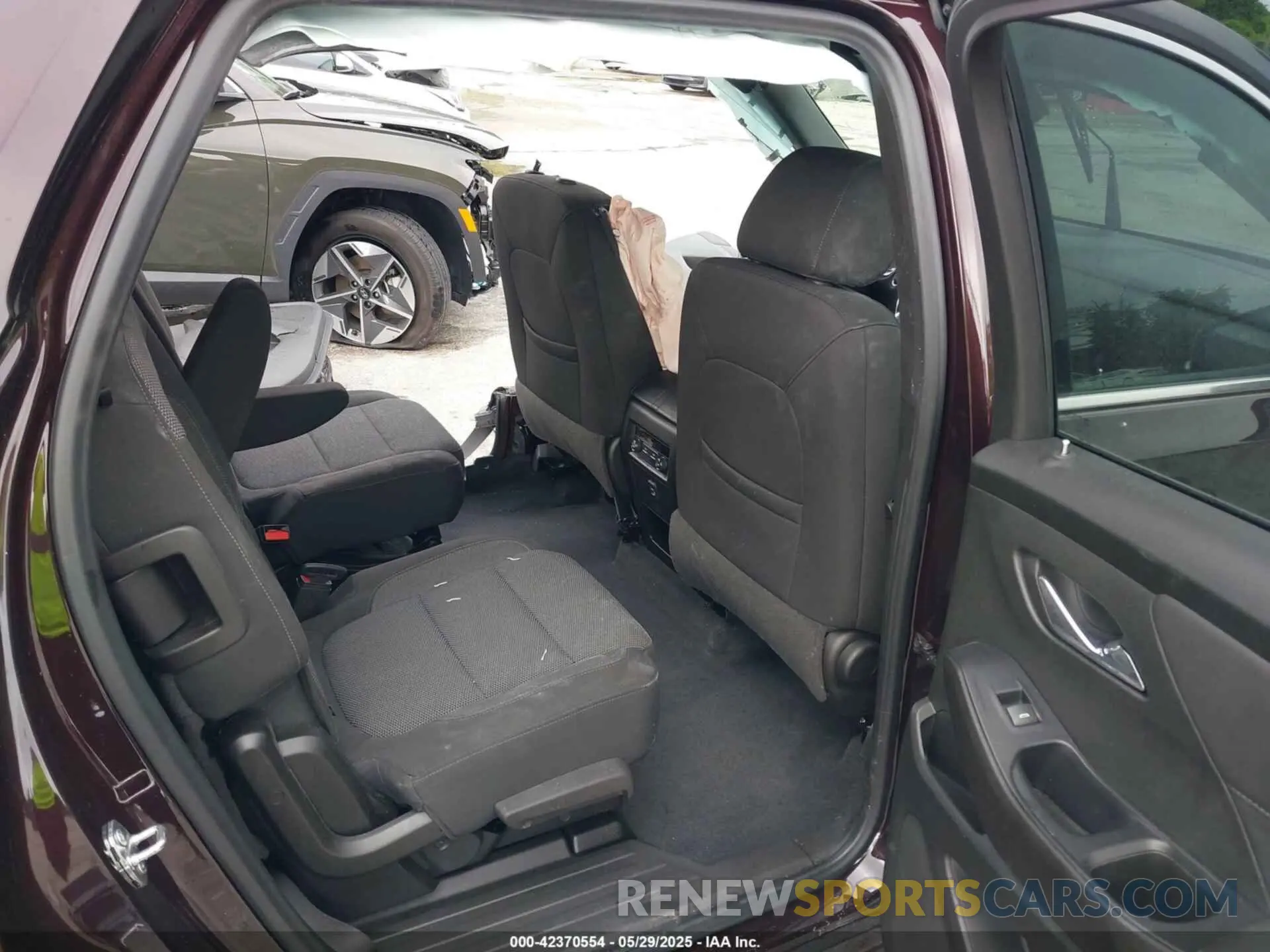 8 Photograph of a damaged car 1GNEVGKW2NJ155658 CHEVROLET TRAVERSE 2022