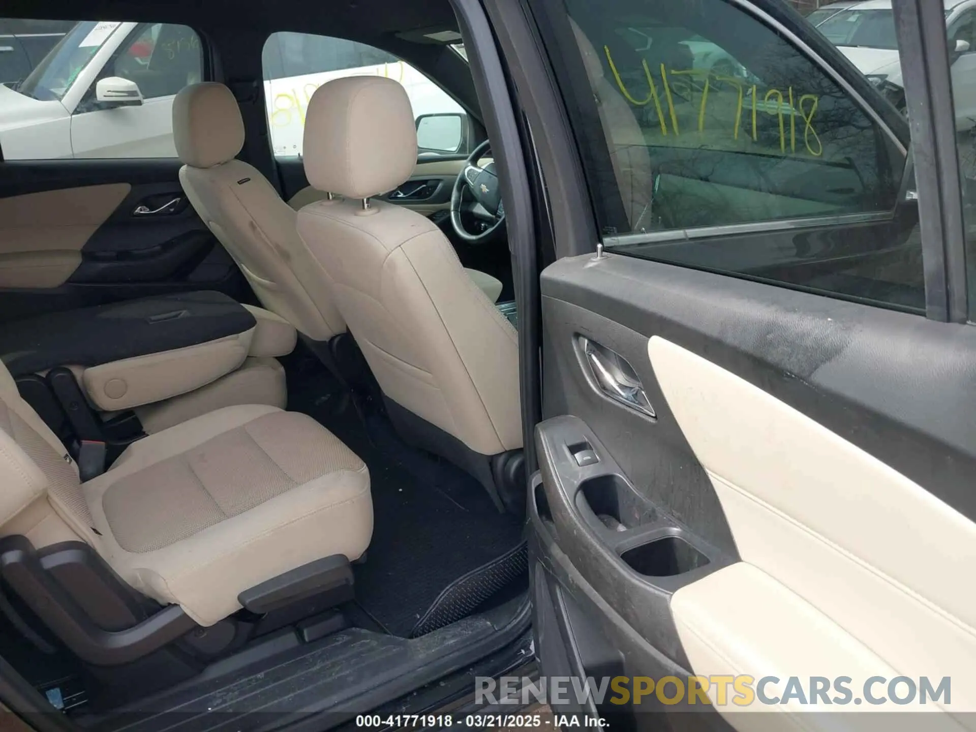8 Photograph of a damaged car 1GNEVGKW3NJ141333 CHEVROLET TRAVERSE 2022