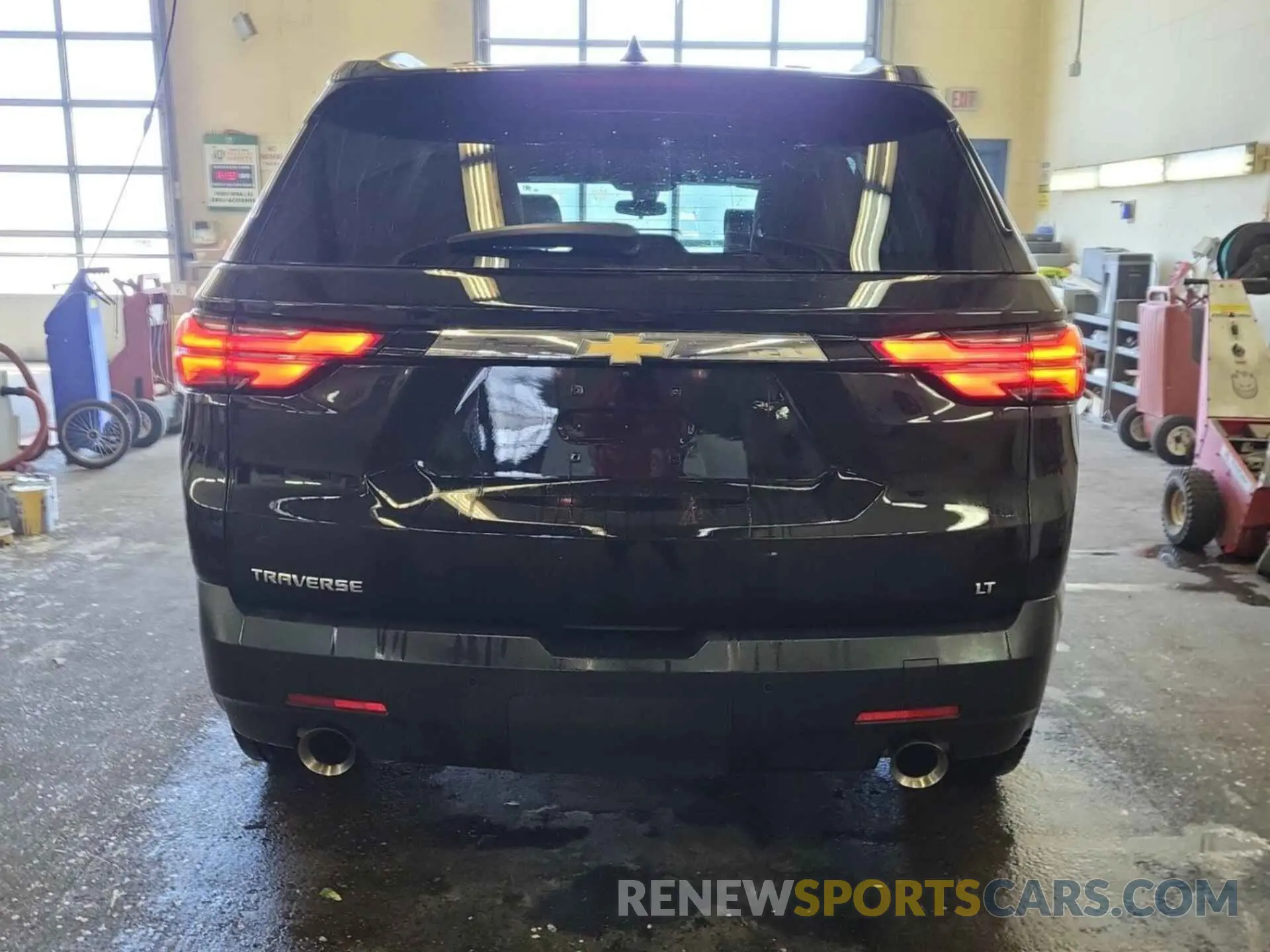 17 Photograph of a damaged car 1GNEVGKW3NJ177961 CHEVROLET TRAVERSE 2022