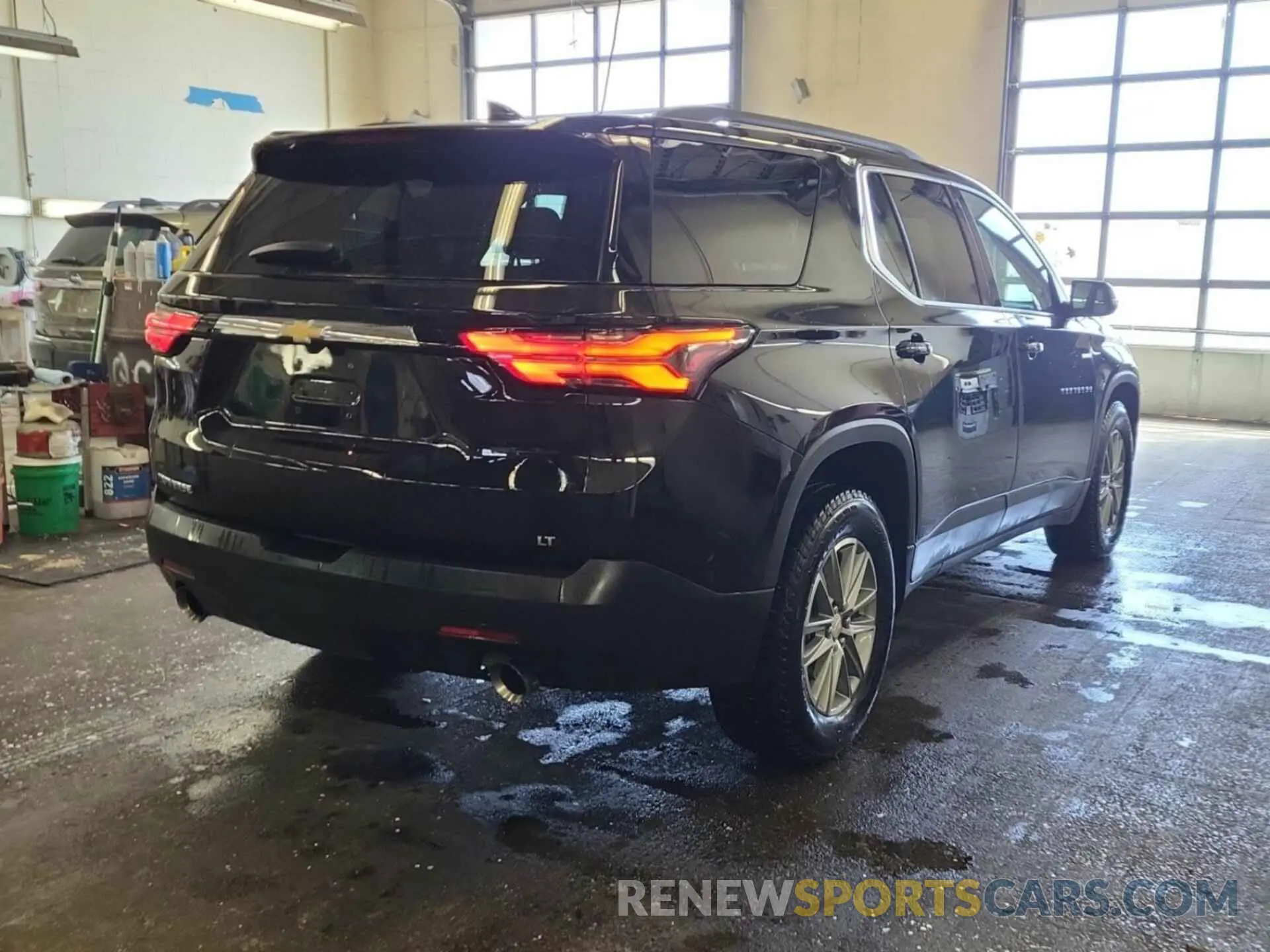 4 Photograph of a damaged car 1GNEVGKW3NJ177961 CHEVROLET TRAVERSE 2022