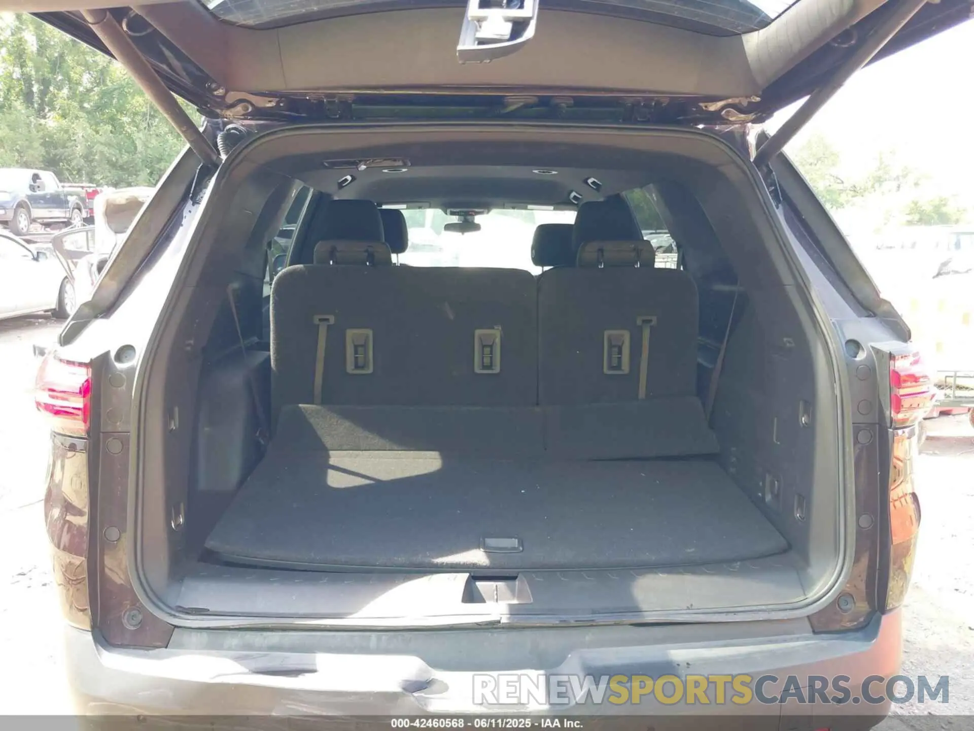 17 Photograph of a damaged car 1GNEVGKW4NJ136125 CHEVROLET TRAVERSE 2022