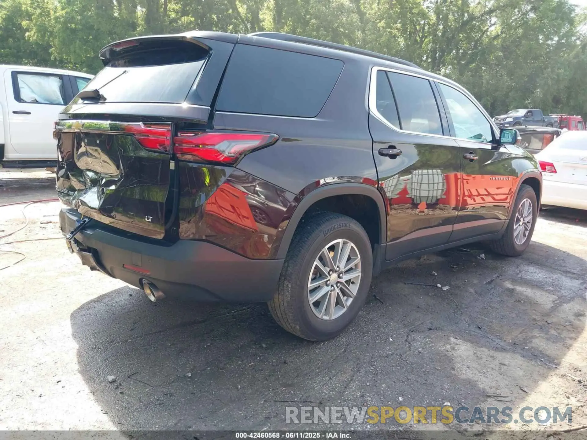 4 Photograph of a damaged car 1GNEVGKW4NJ136125 CHEVROLET TRAVERSE 2022