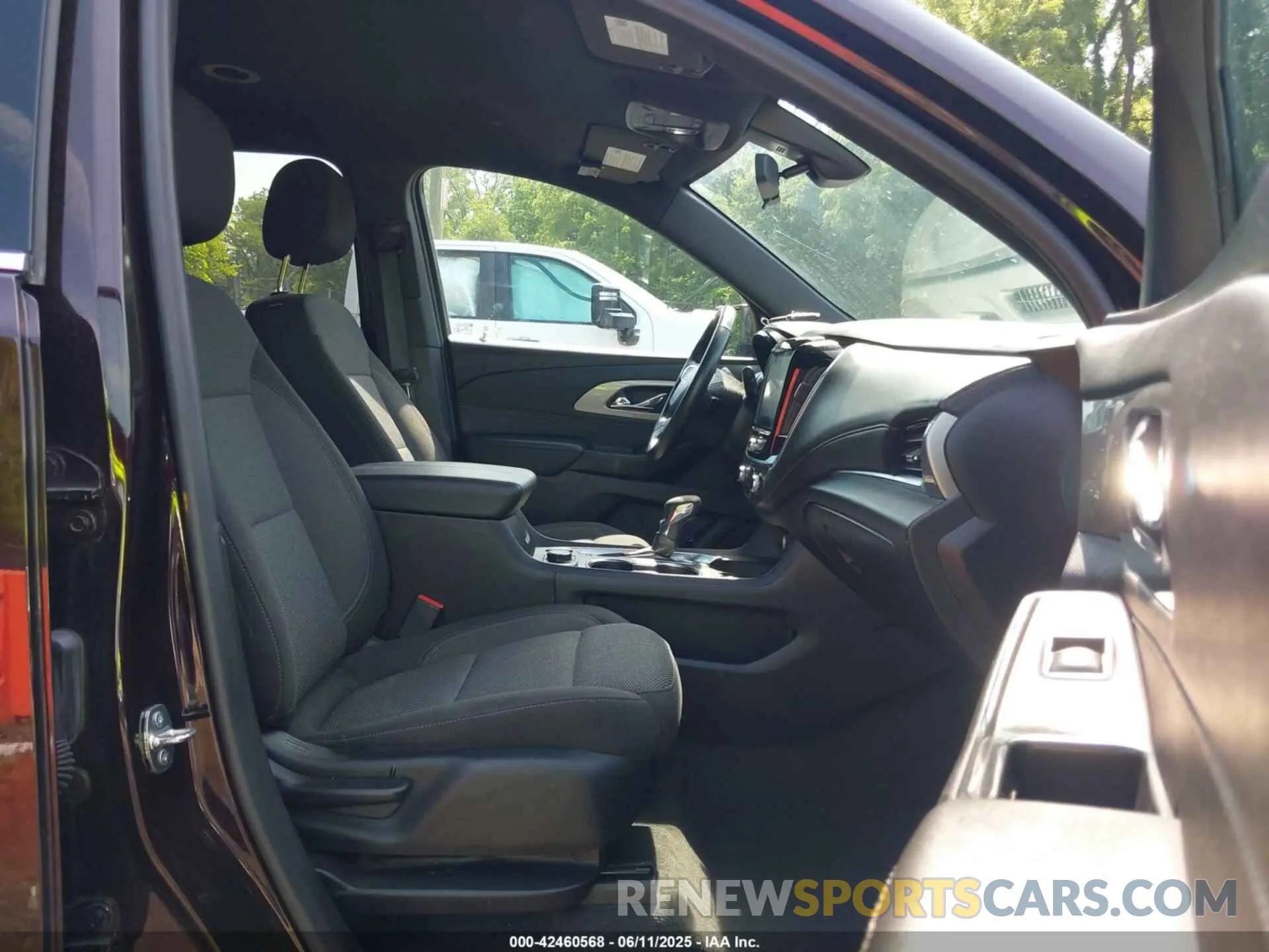 5 Photograph of a damaged car 1GNEVGKW4NJ136125 CHEVROLET TRAVERSE 2022
