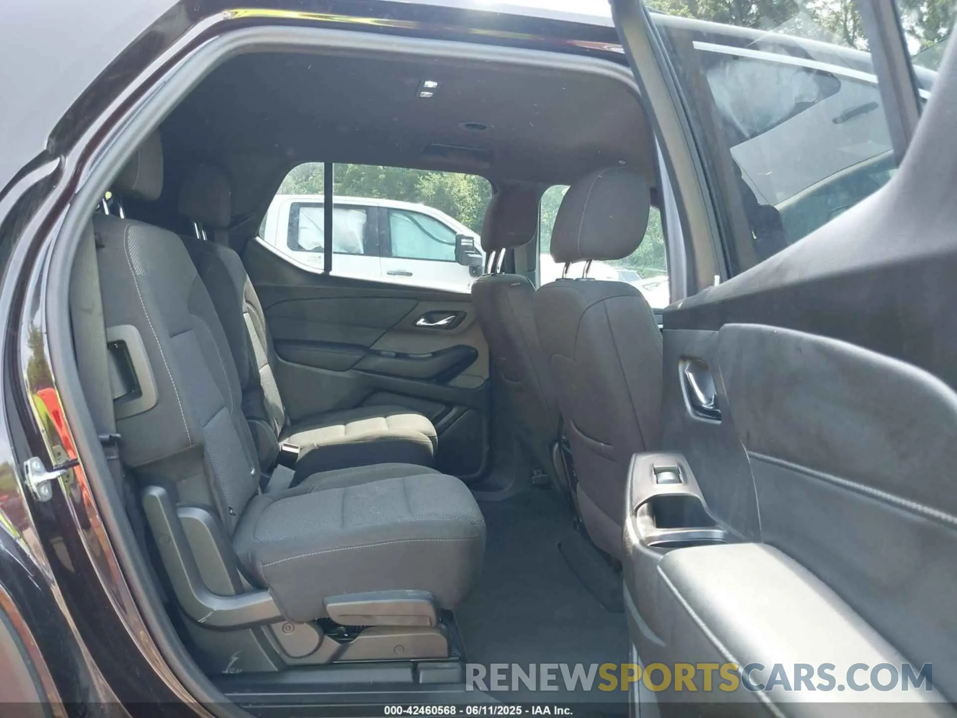 8 Photograph of a damaged car 1GNEVGKW4NJ136125 CHEVROLET TRAVERSE 2022