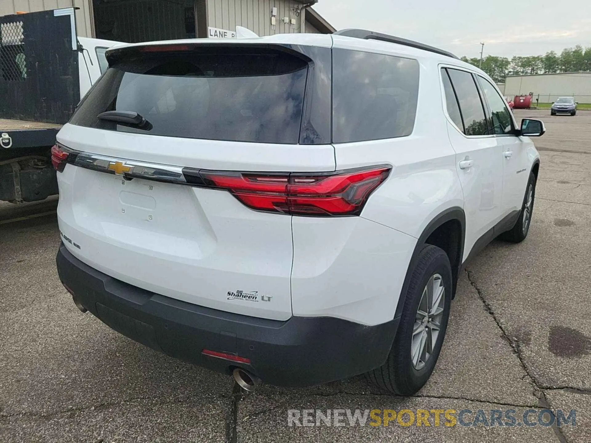 2 Photograph of a damaged car 1GNEVGKW4NJ187799 CHEVROLET TRAVERSE 2022