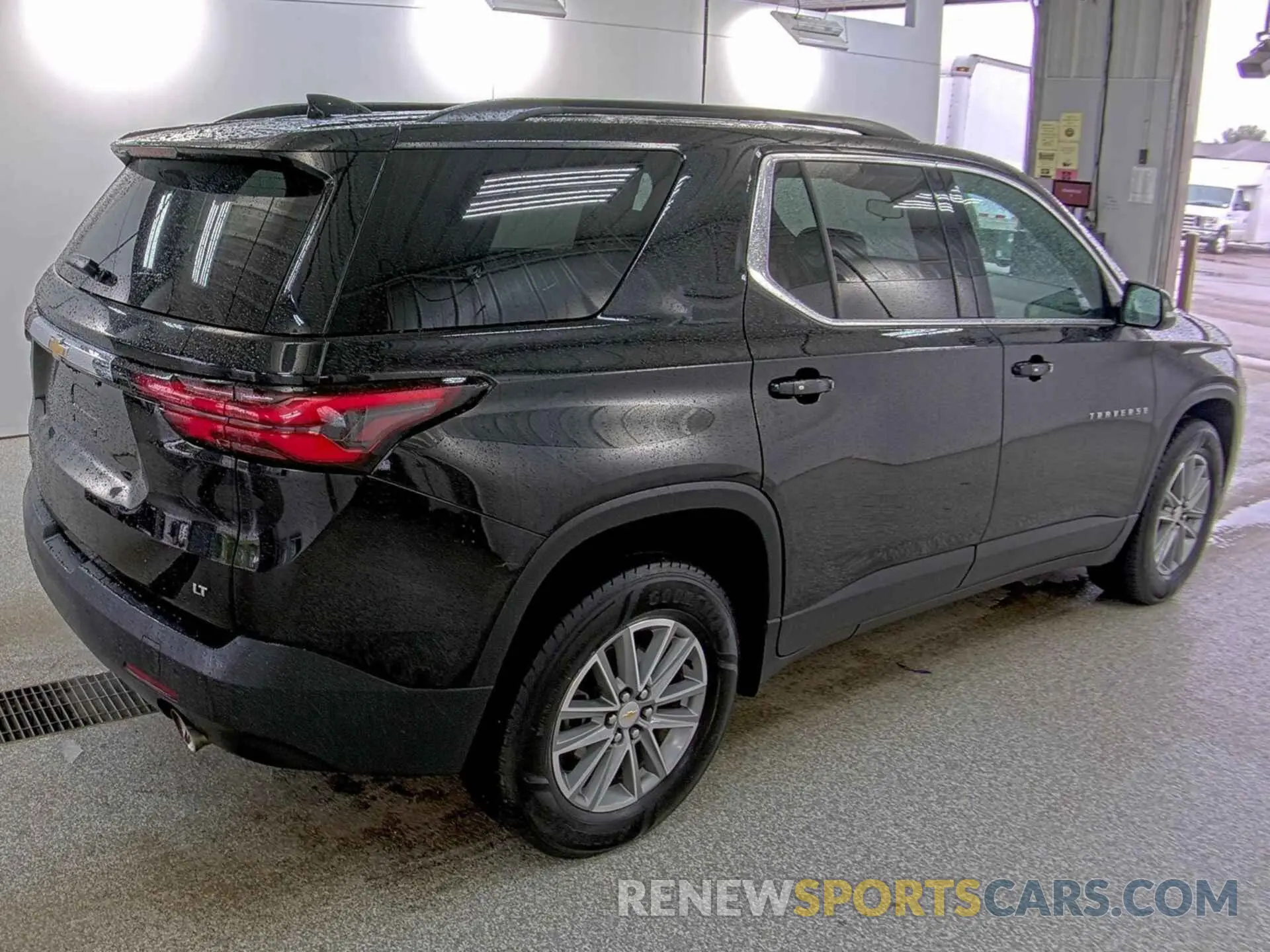 4 Photograph of a damaged car 1GNEVGKW6NJ151516 CHEVROLET TRAVERSE 2022