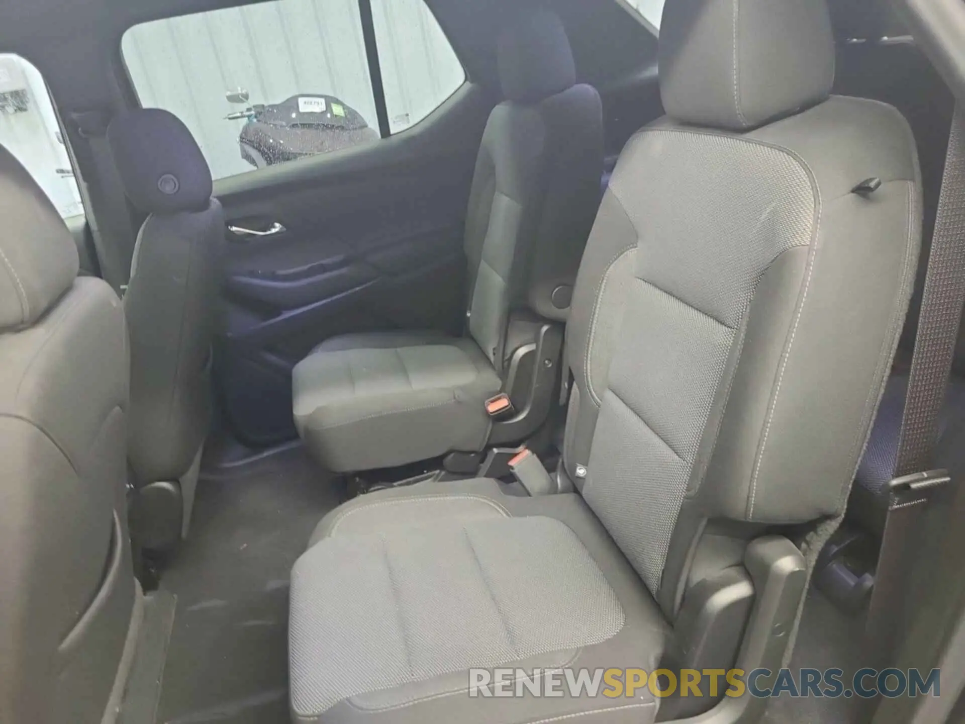 4 Photograph of a damaged car 1GNEVGKW6NJ157686 CHEVROLET TRAVERSE 2022