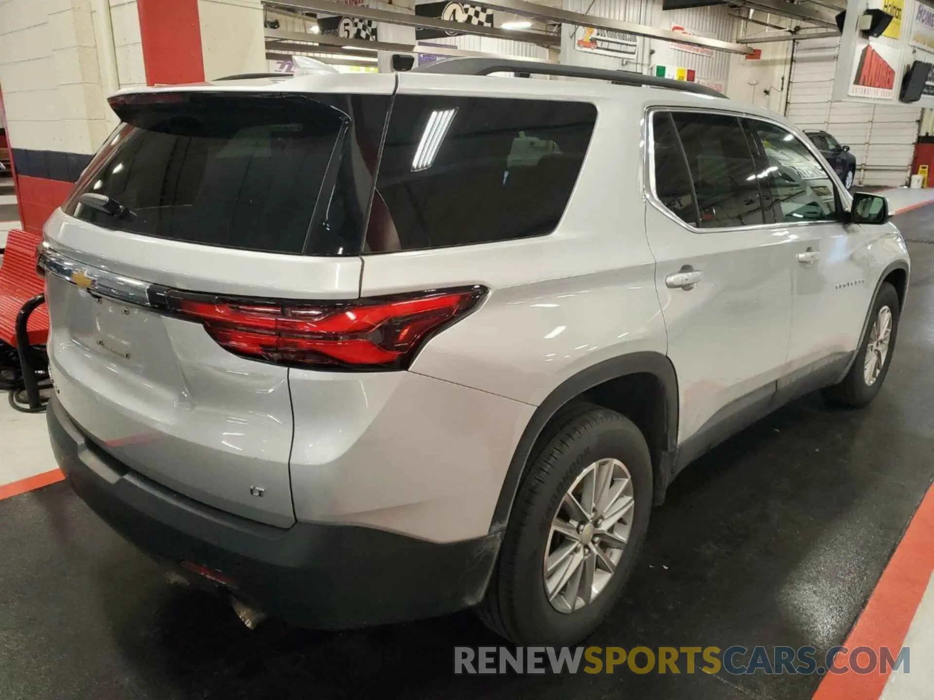 18 Photograph of a damaged car 1GNEVGKW7NJ116032 CHEVROLET TRAVERSE 2022