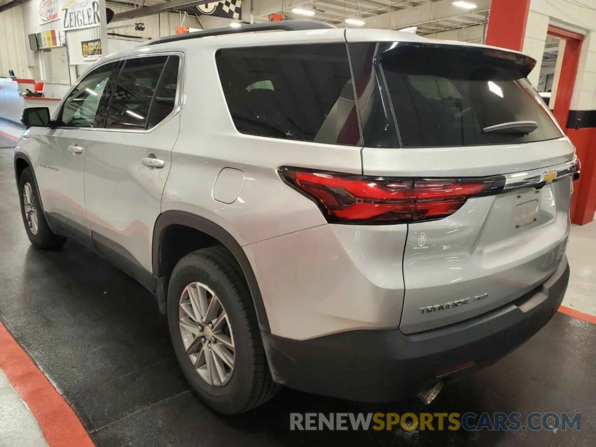 4 Photograph of a damaged car 1GNEVGKW7NJ116032 CHEVROLET TRAVERSE 2022
