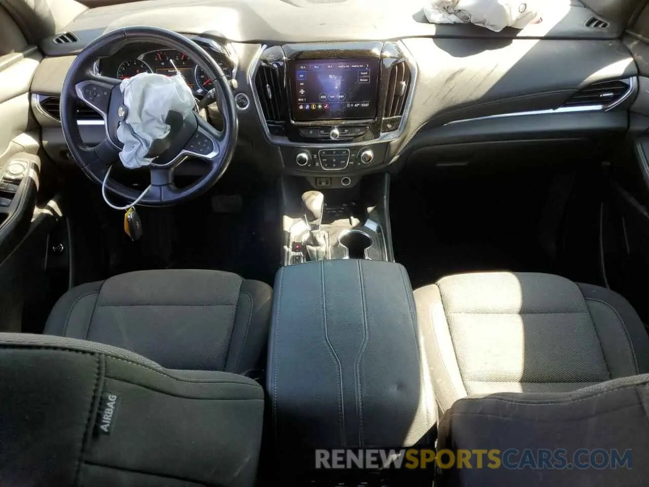 8 Photograph of a damaged car 1GNEVGKW7NJ116290 CHEVROLET TRAVERSE 2022