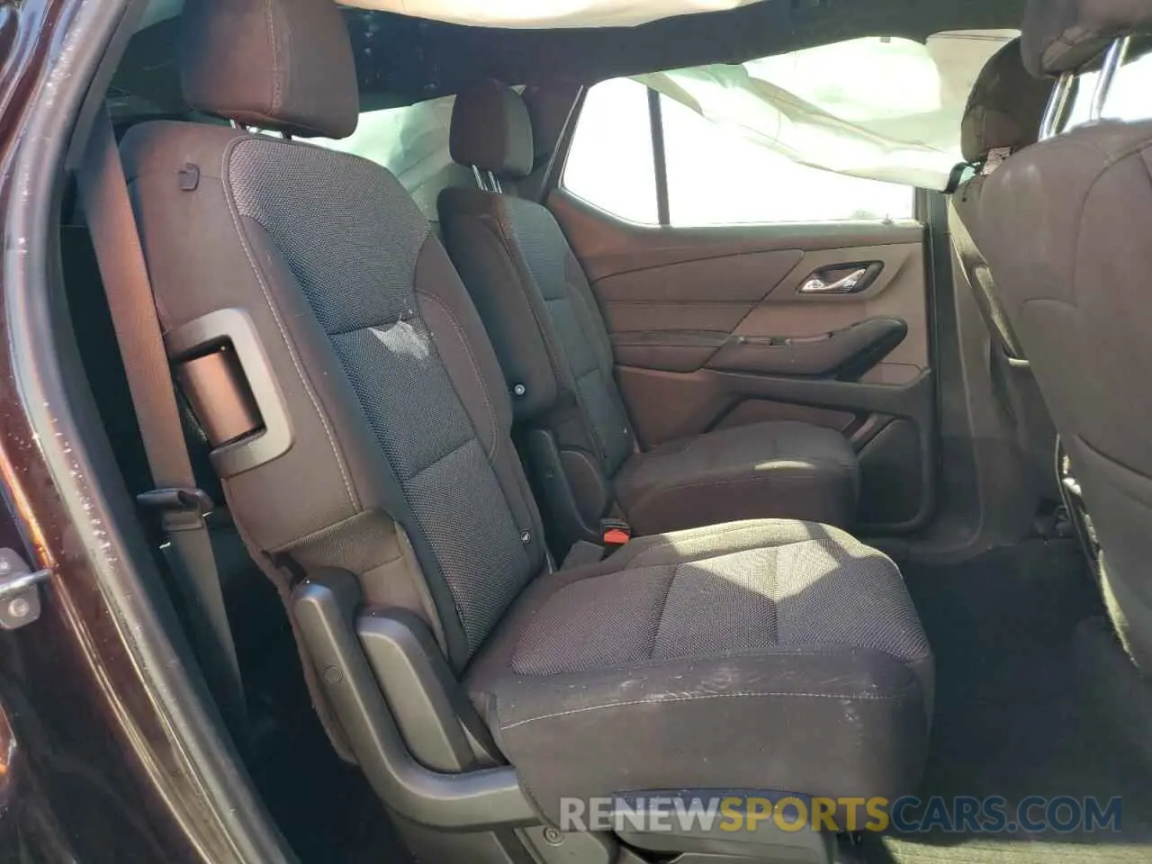 10 Photograph of a damaged car 1GNEVGKW7NJ143084 CHEVROLET TRAVERSE 2022