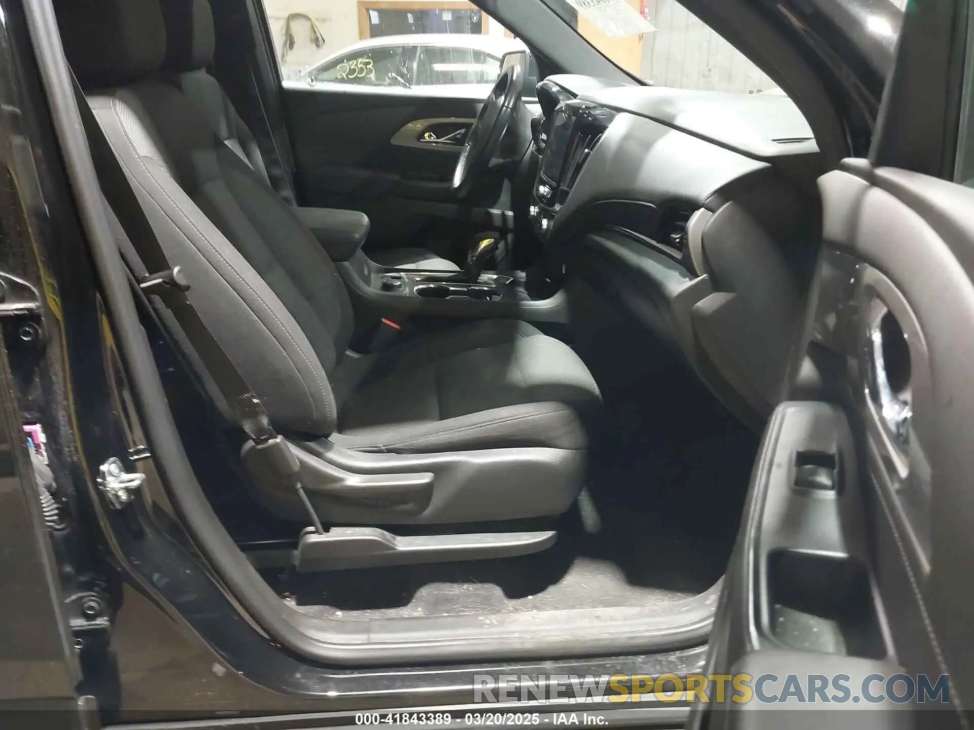 5 Photograph of a damaged car 1GNEVGKW8NJ180273 CHEVROLET TRAVERSE 2022