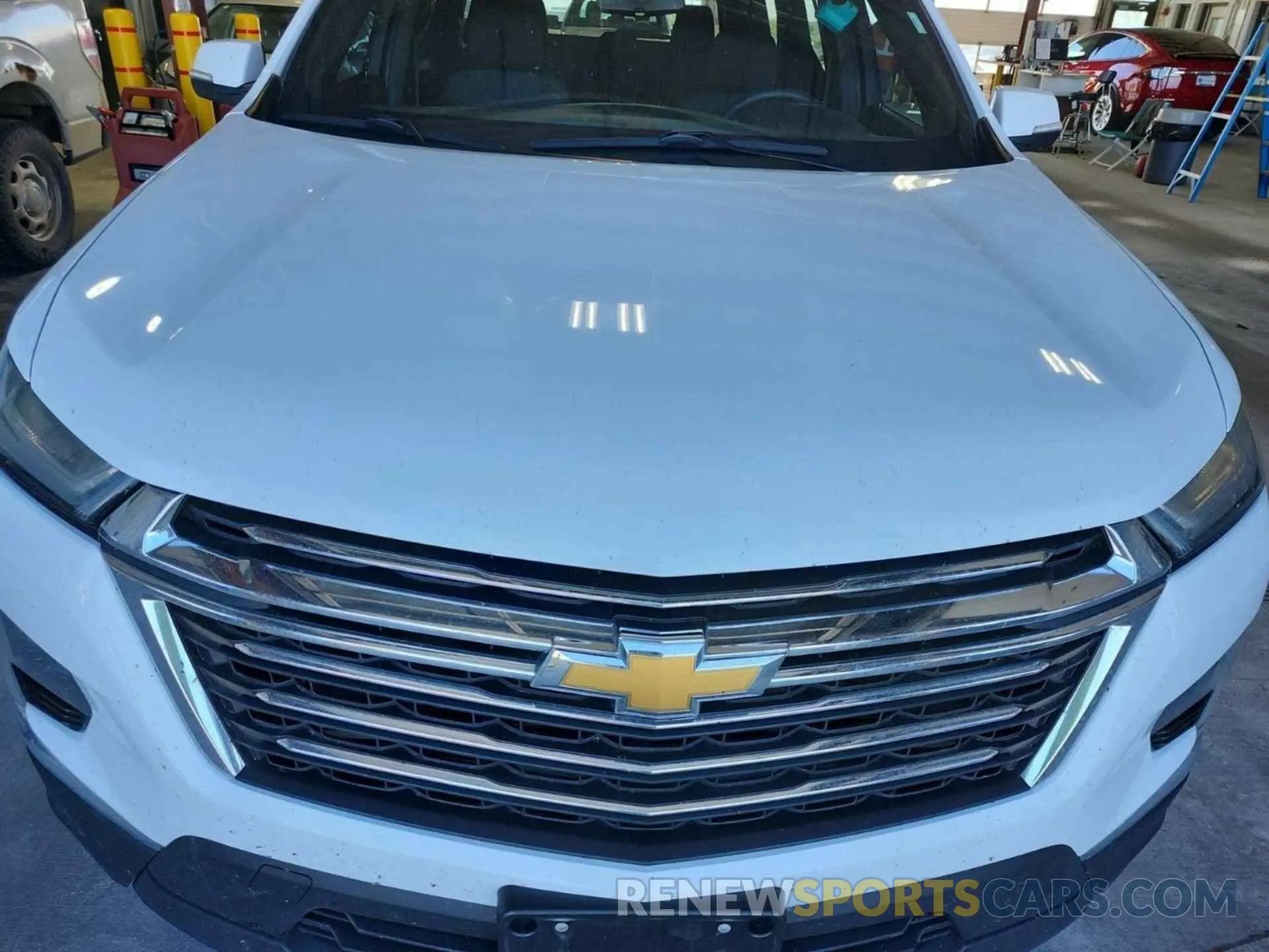 17 Photograph of a damaged car 1GNEVGKW8NJ187482 CHEVROLET TRAVERSE 2022