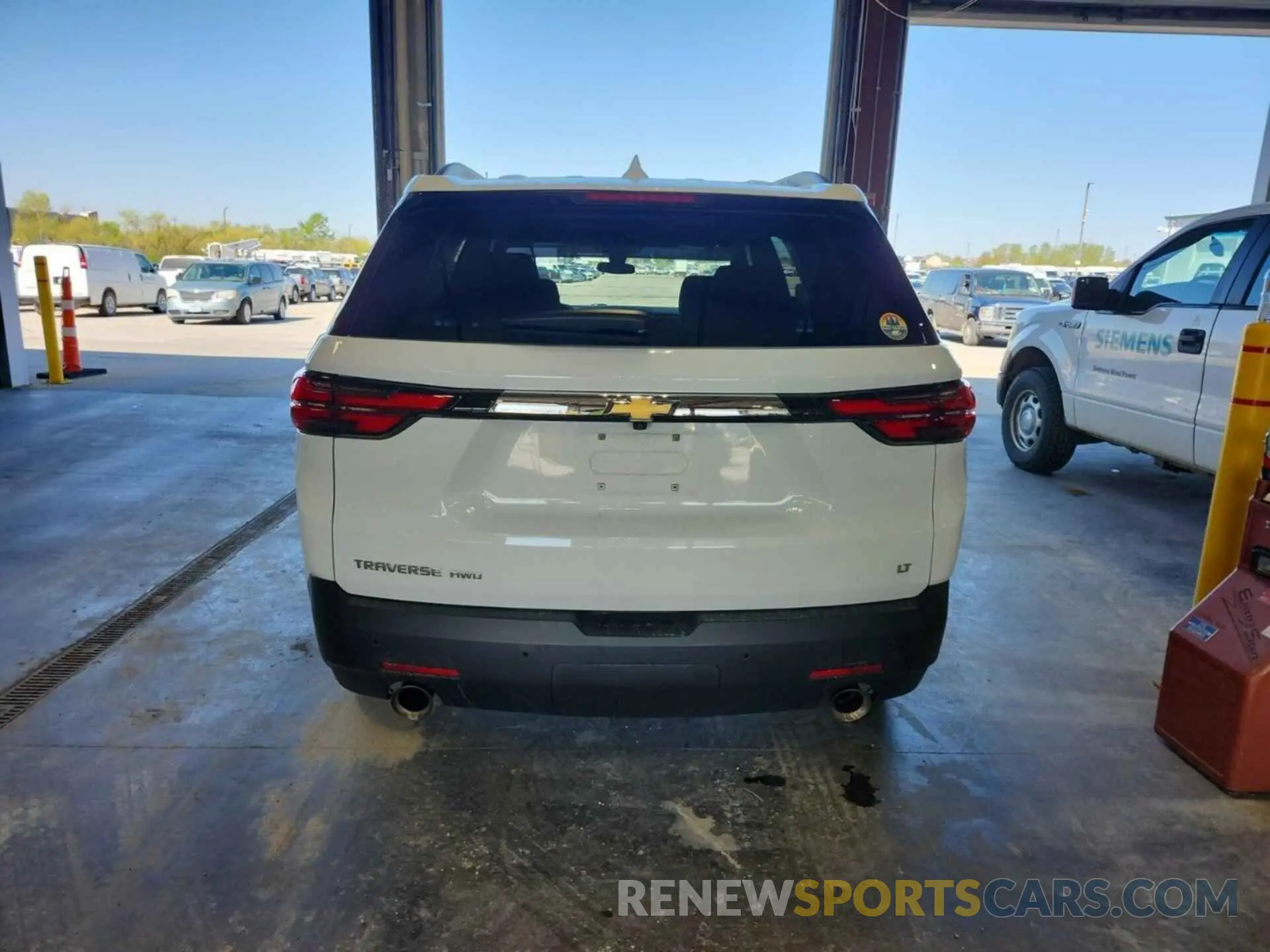 2 Photograph of a damaged car 1GNEVGKW8NJ187482 CHEVROLET TRAVERSE 2022