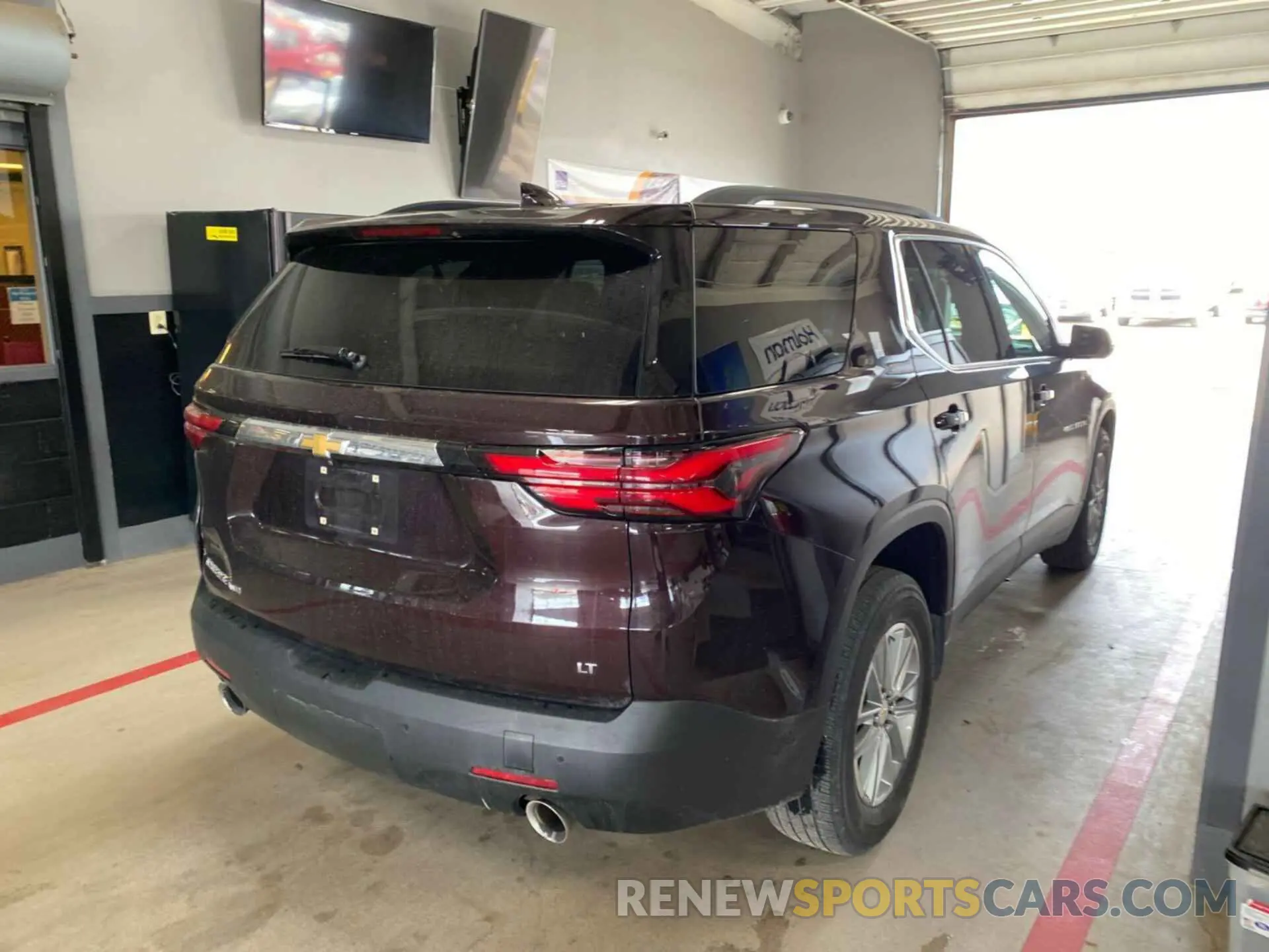 17 Photograph of a damaged car 1GNEVGKW9NJ180766 CHEVROLET TRAVERSE 2022