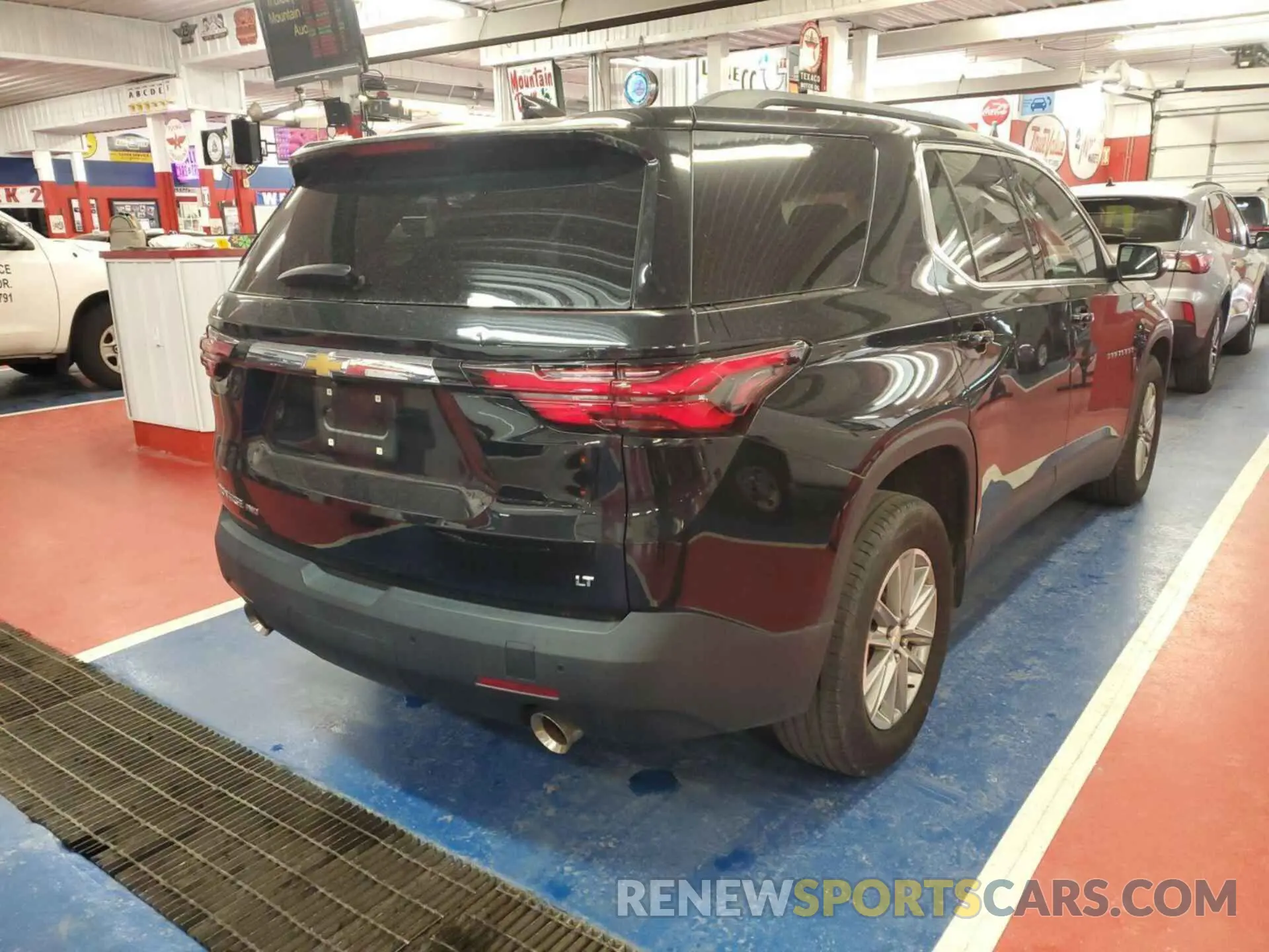4 Photograph of a damaged car 1GNEVGKWXNJ141202 CHEVROLET TRAVERSE 2022