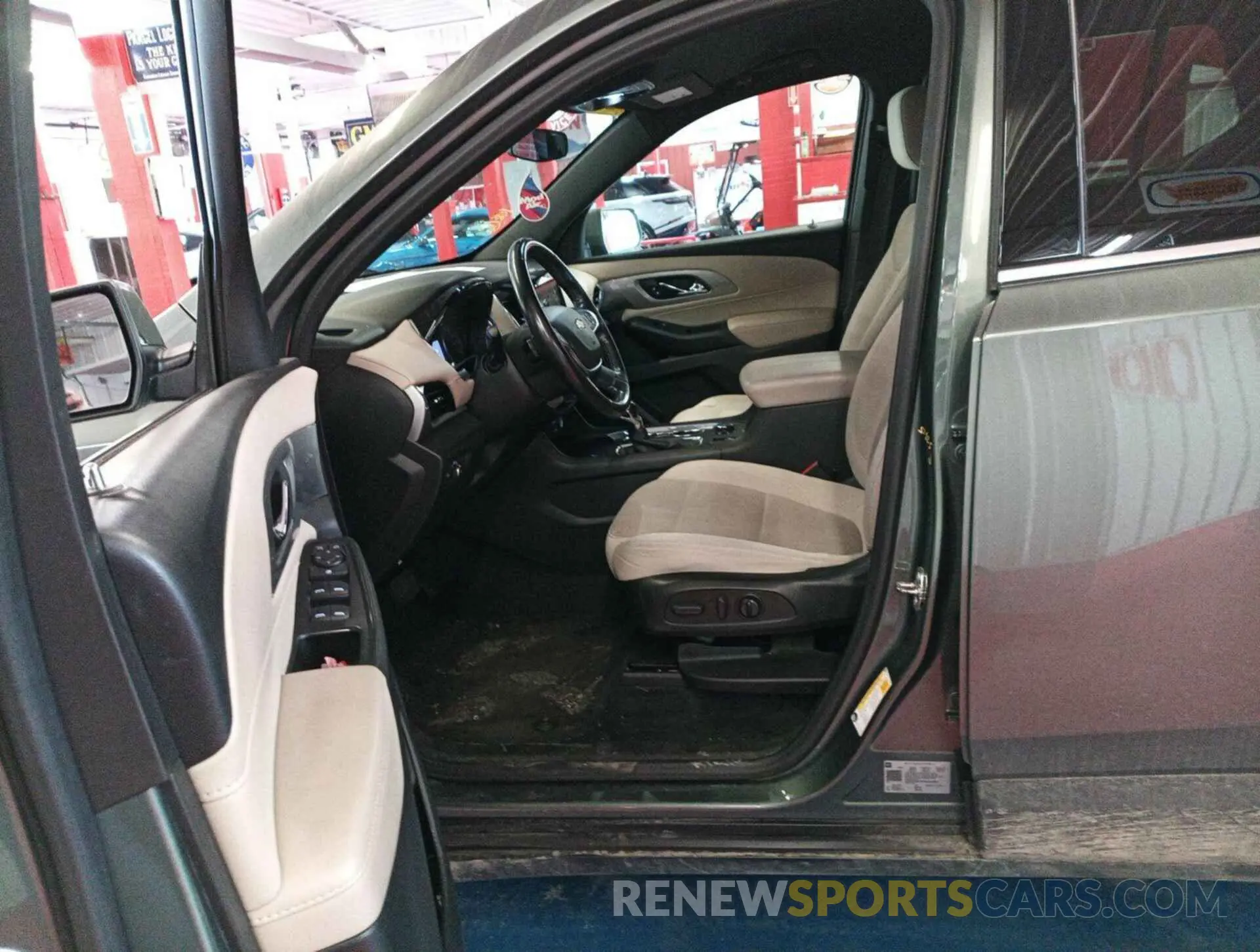 18 Photograph of a damaged car 1GNEVGKWXNJ150837 CHEVROLET TRAVERSE 2022