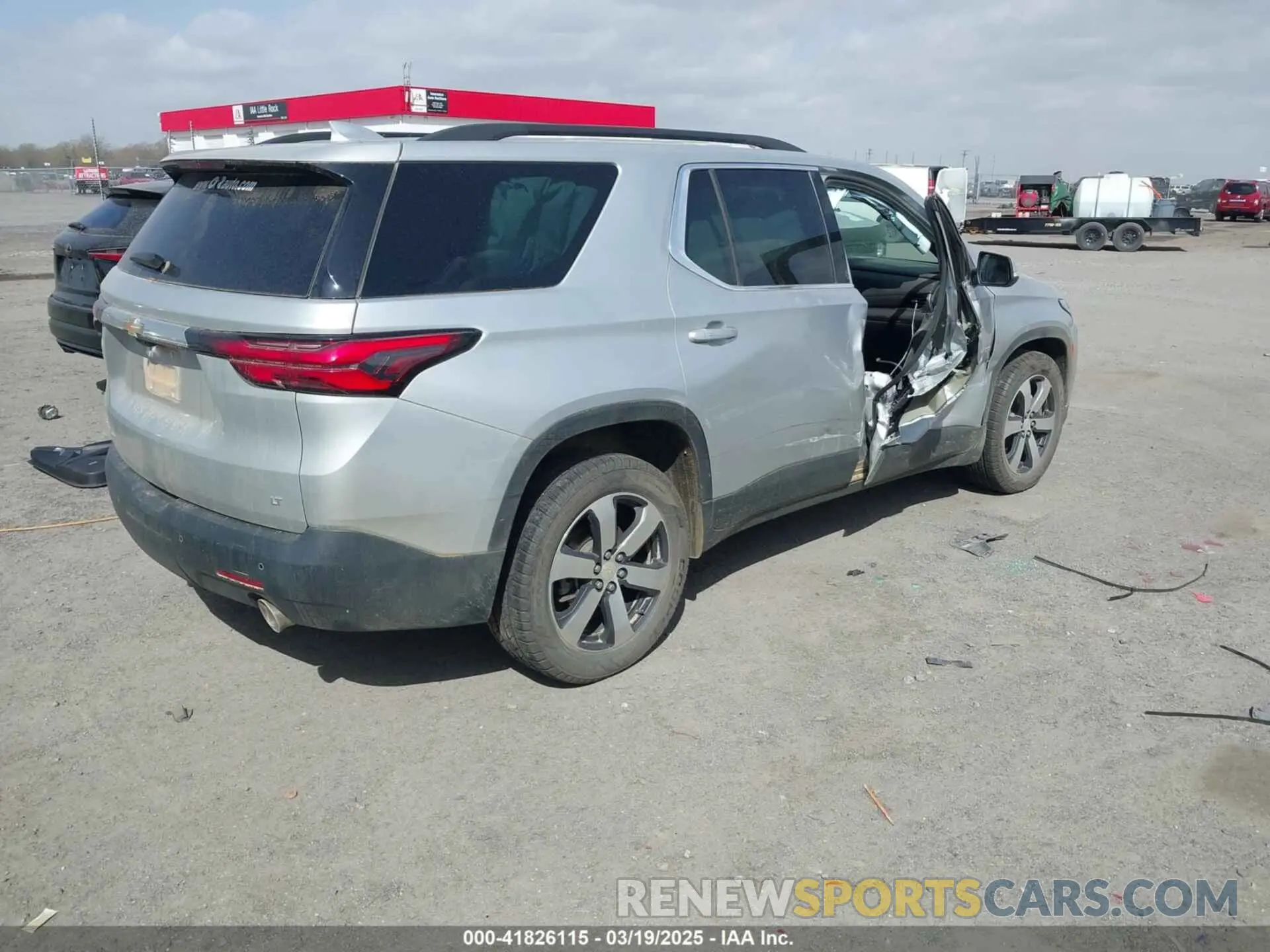 4 Photograph of a damaged car 1GNEVHKW0NJ151677 CHEVROLET TRAVERSE 2022