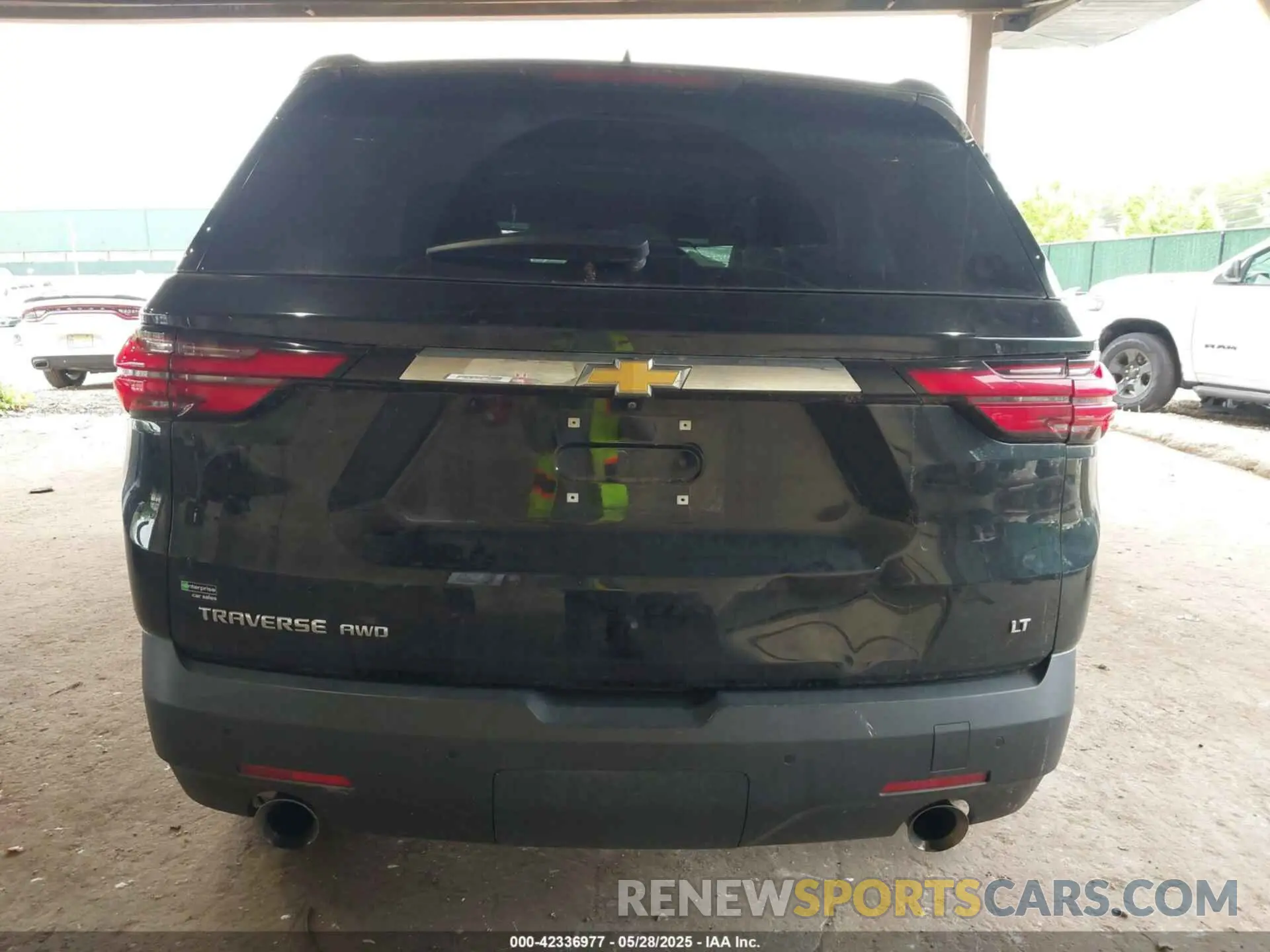 15 Photograph of a damaged car 1GNEVHKW3NJ106085 CHEVROLET TRAVERSE 2022