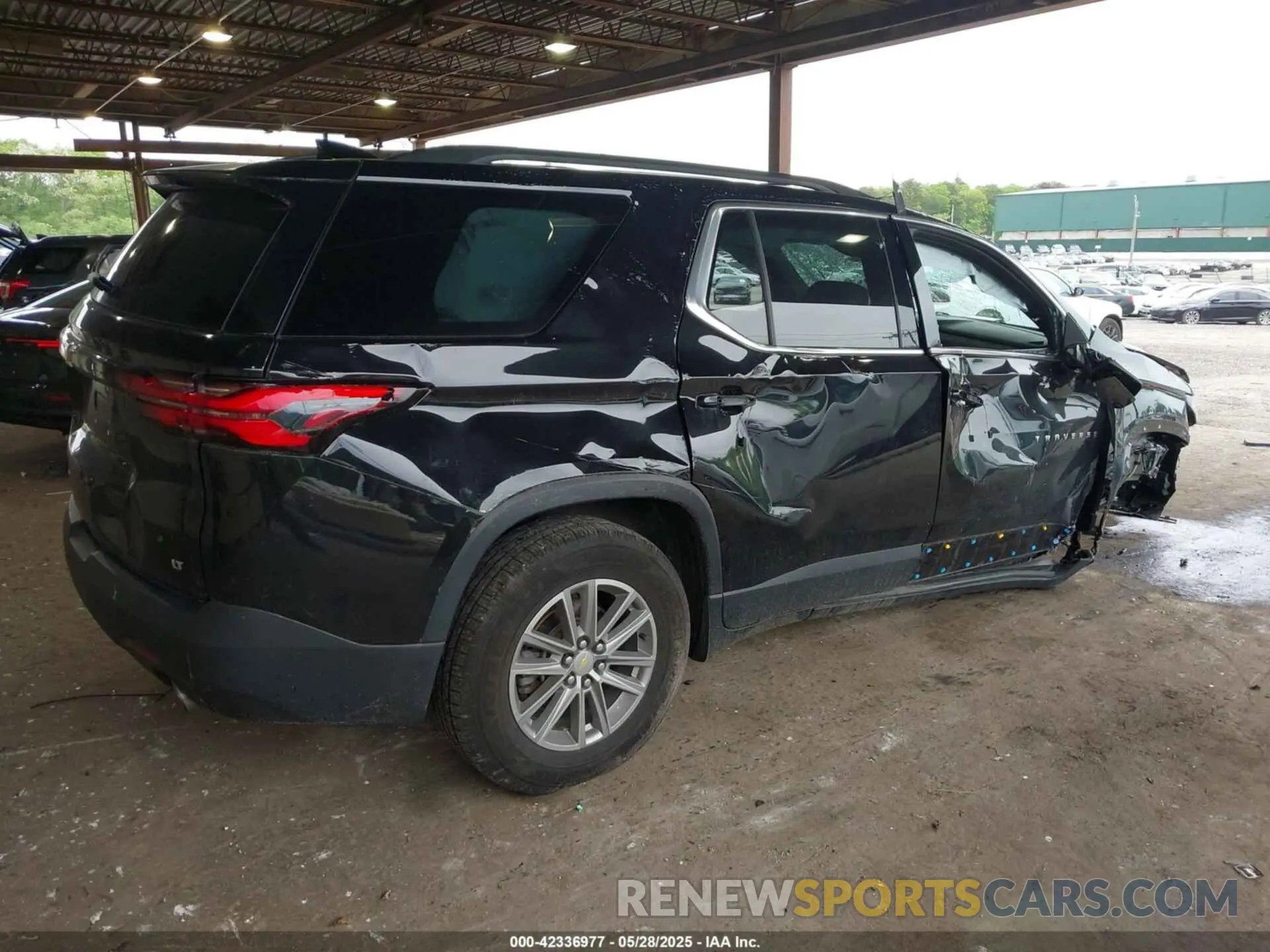 4 Photograph of a damaged car 1GNEVHKW3NJ106085 CHEVROLET TRAVERSE 2022