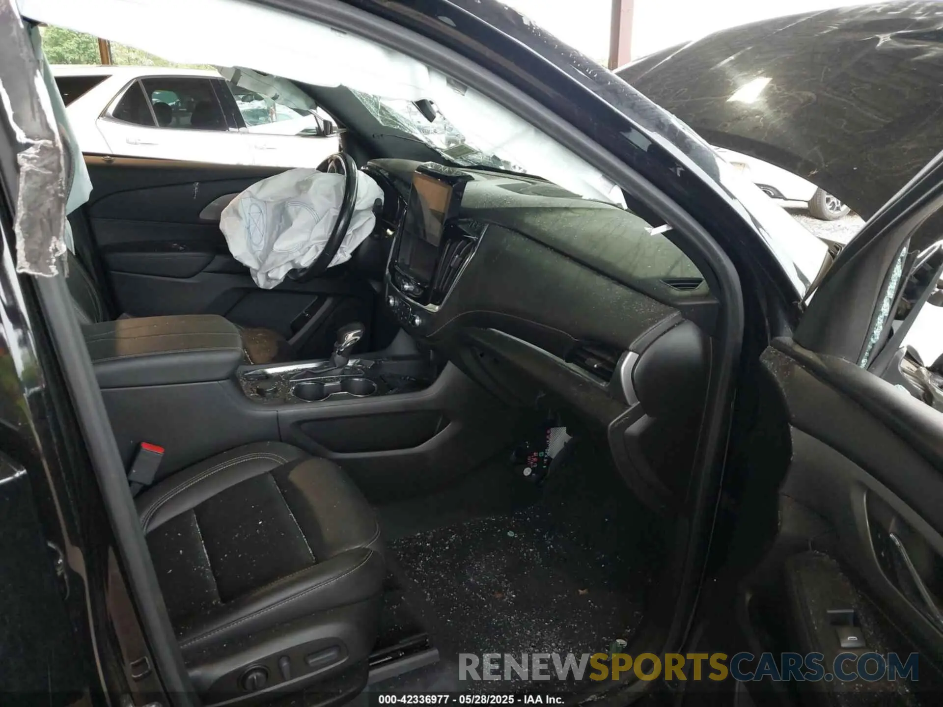 5 Photograph of a damaged car 1GNEVHKW3NJ106085 CHEVROLET TRAVERSE 2022