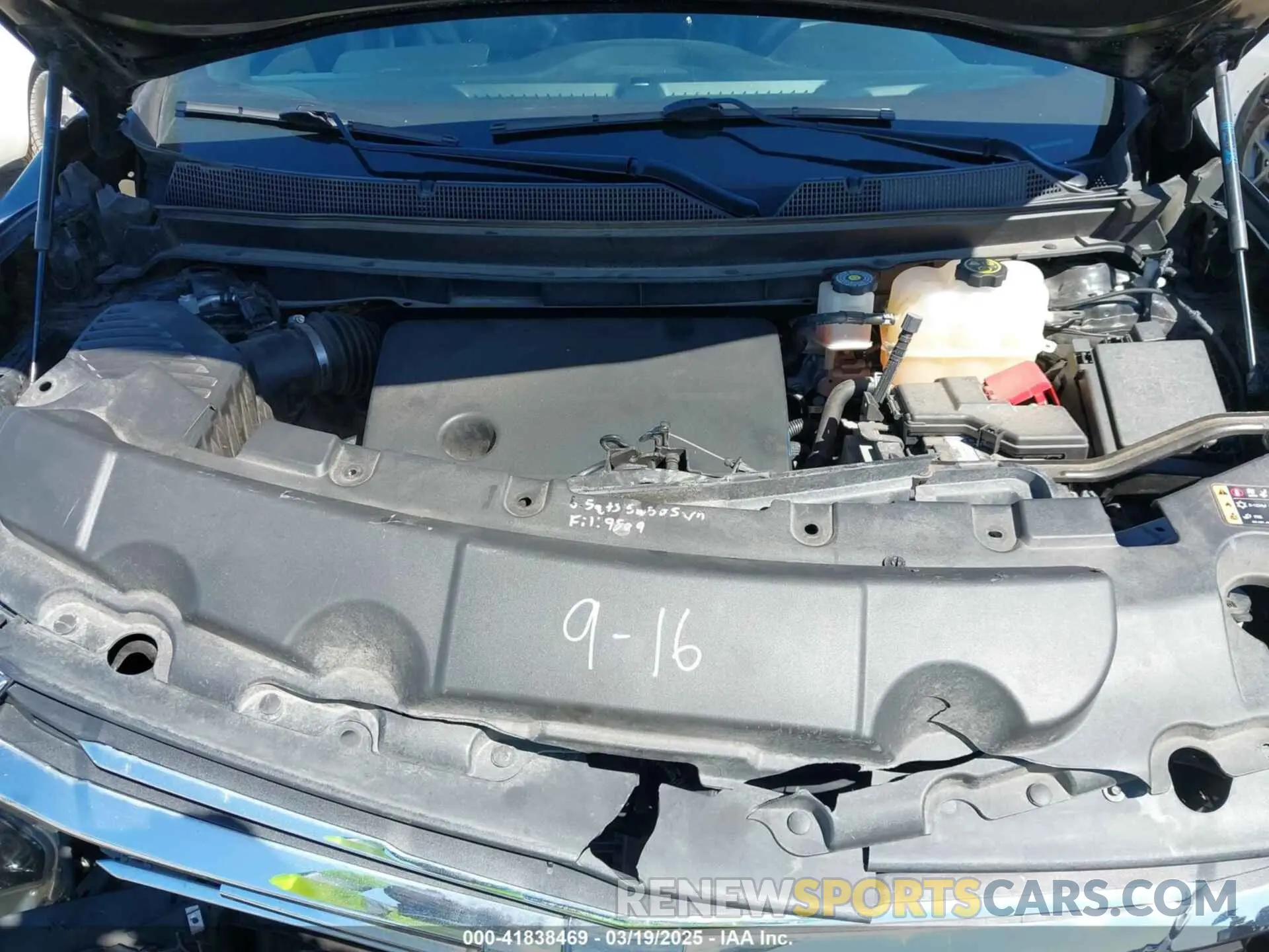 10 Photograph of a damaged car 1GNEVHKW5NJ133935 CHEVROLET TRAVERSE 2022