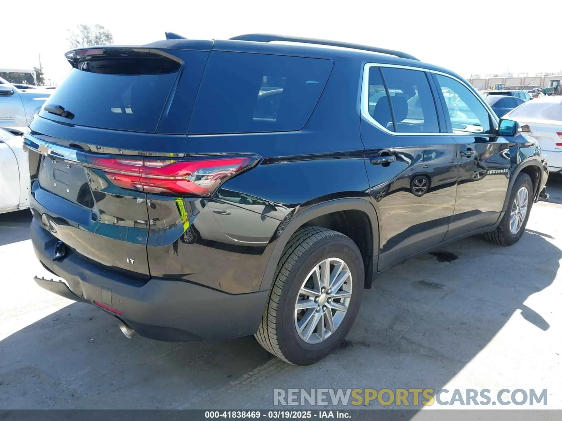4 Photograph of a damaged car 1GNEVHKW5NJ133935 CHEVROLET TRAVERSE 2022