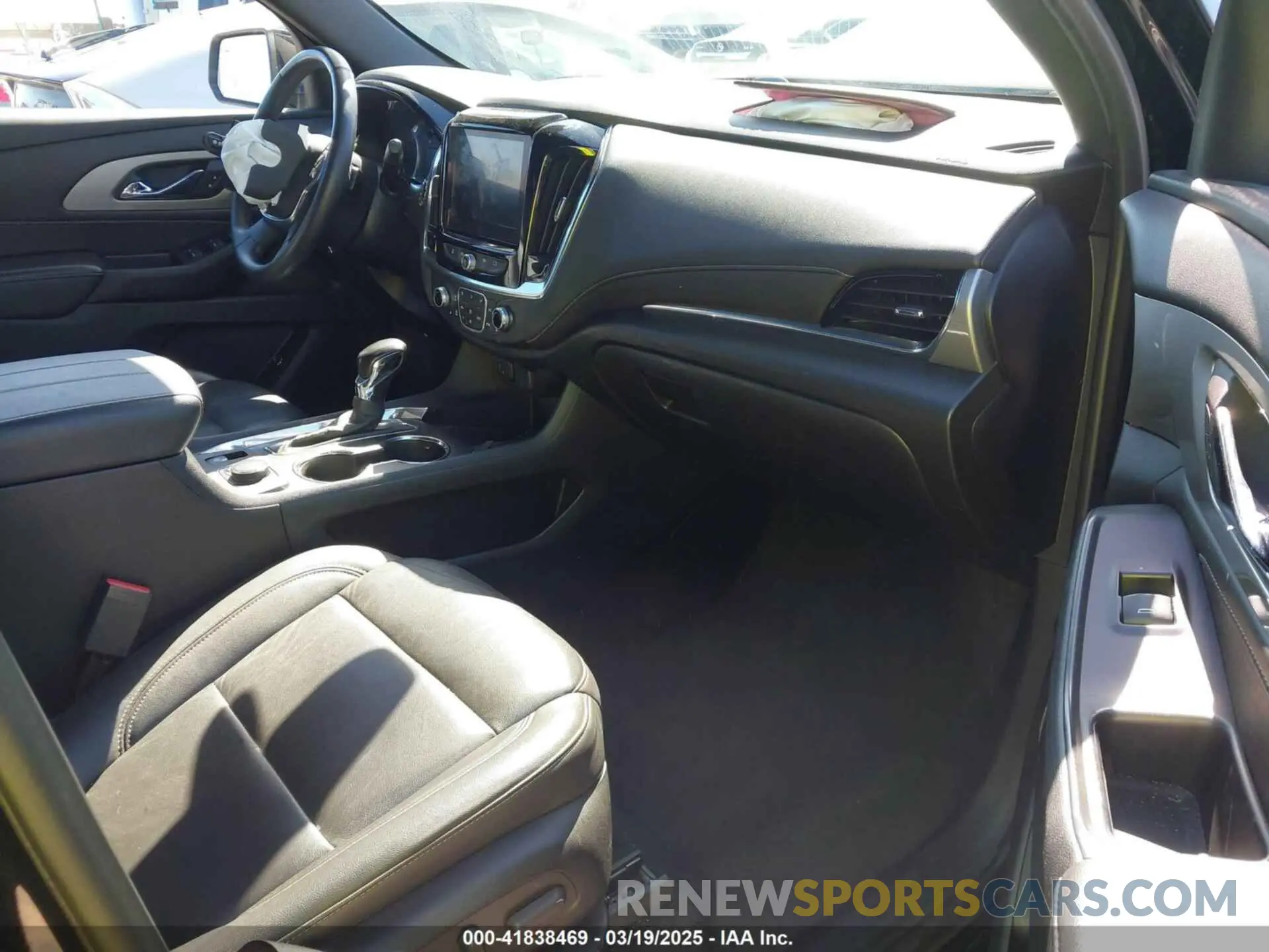 5 Photograph of a damaged car 1GNEVHKW5NJ133935 CHEVROLET TRAVERSE 2022