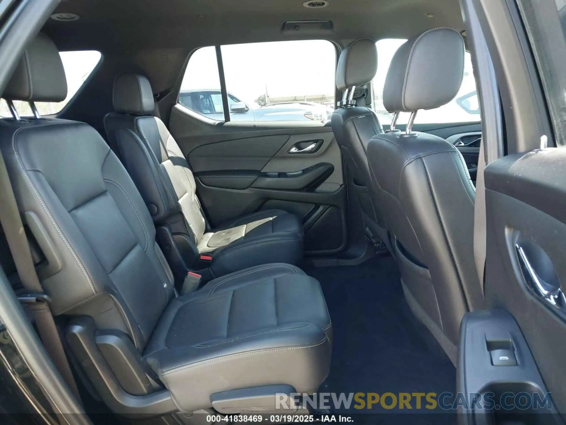 8 Photograph of a damaged car 1GNEVHKW5NJ133935 CHEVROLET TRAVERSE 2022