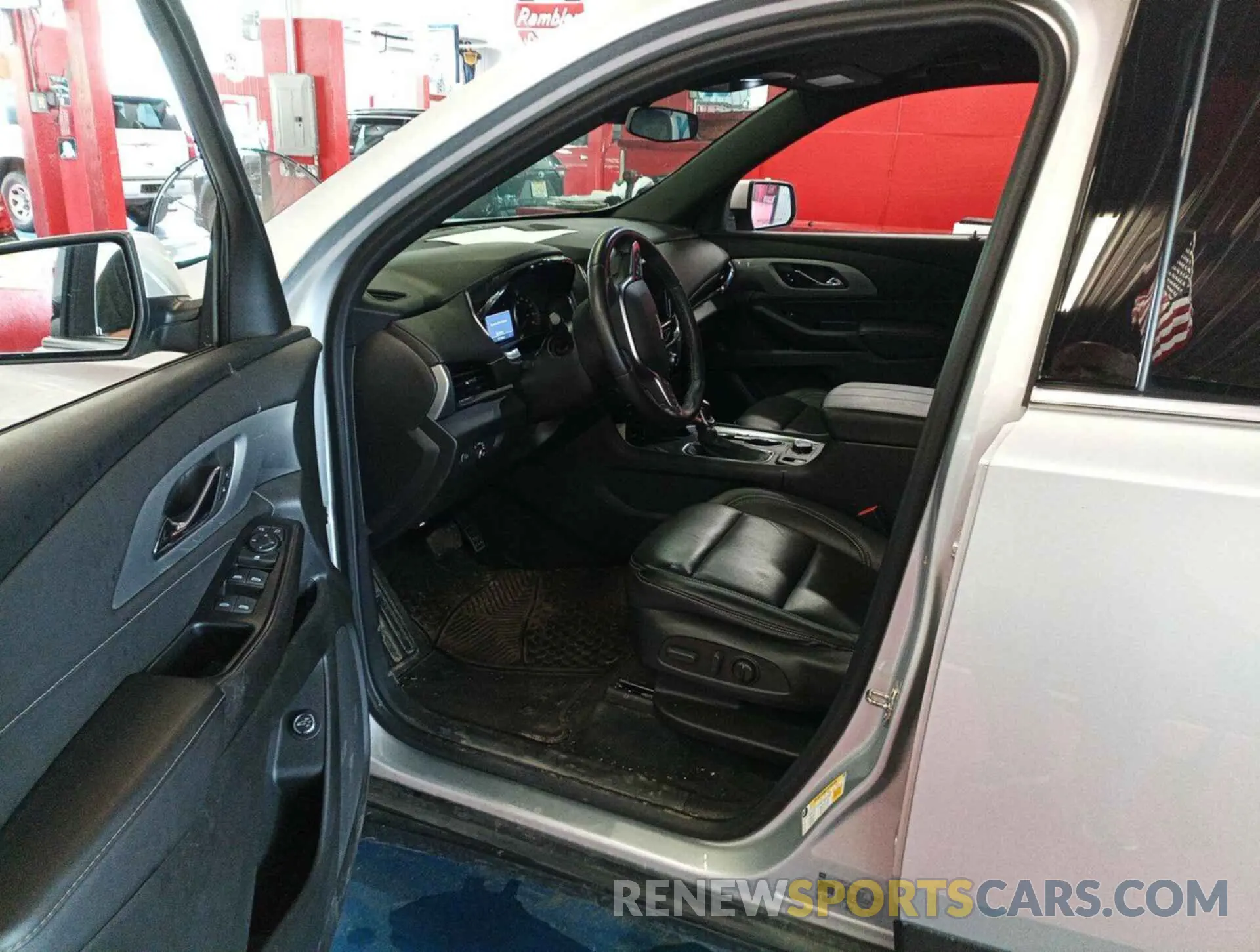 1 Photograph of a damaged car 1GNEVHKW5NJ151576 CHEVROLET TRAVERSE 2022