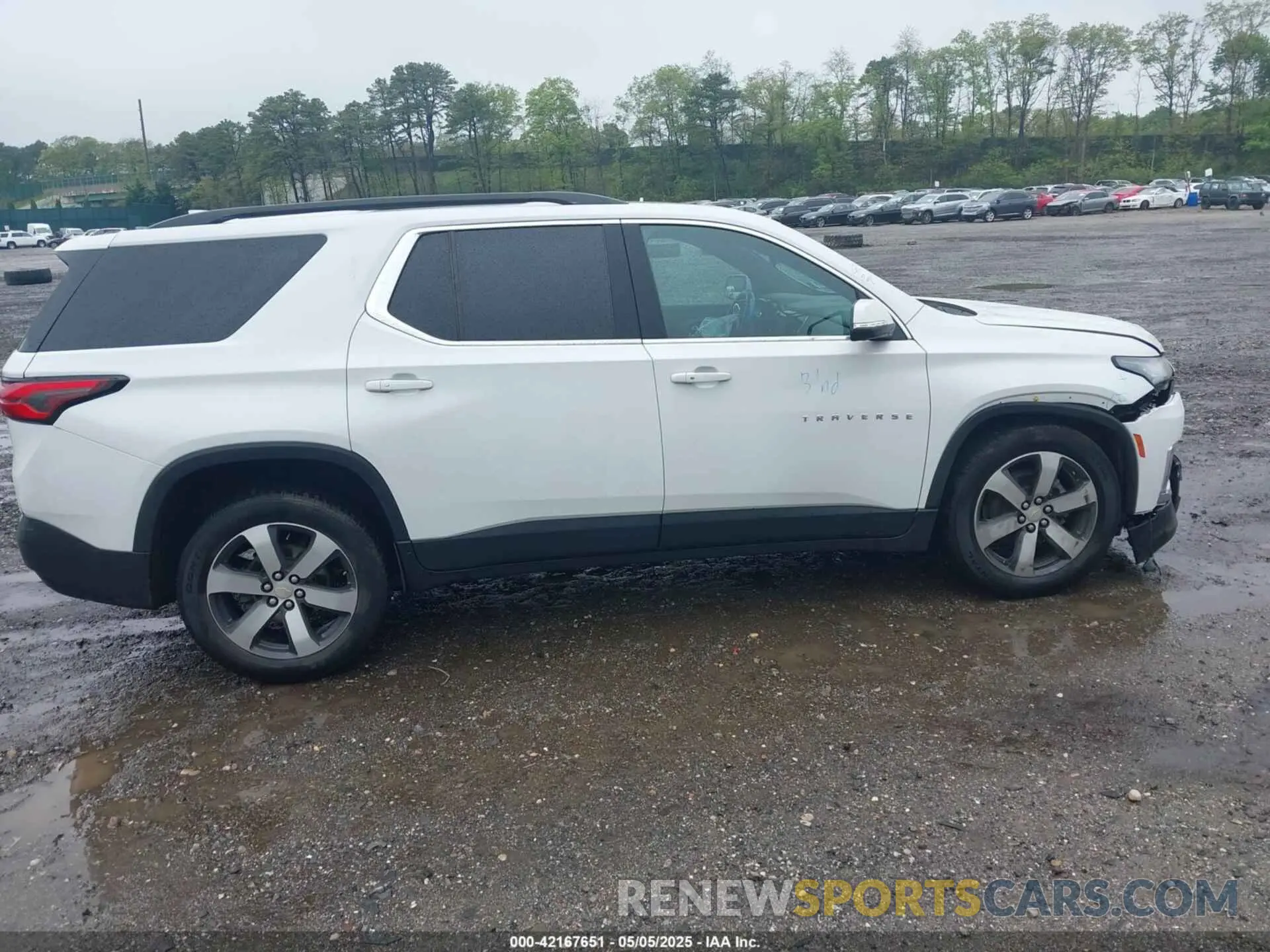 13 Photograph of a damaged car 1GNEVHKW6NJ135807 CHEVROLET TRAVERSE 2022