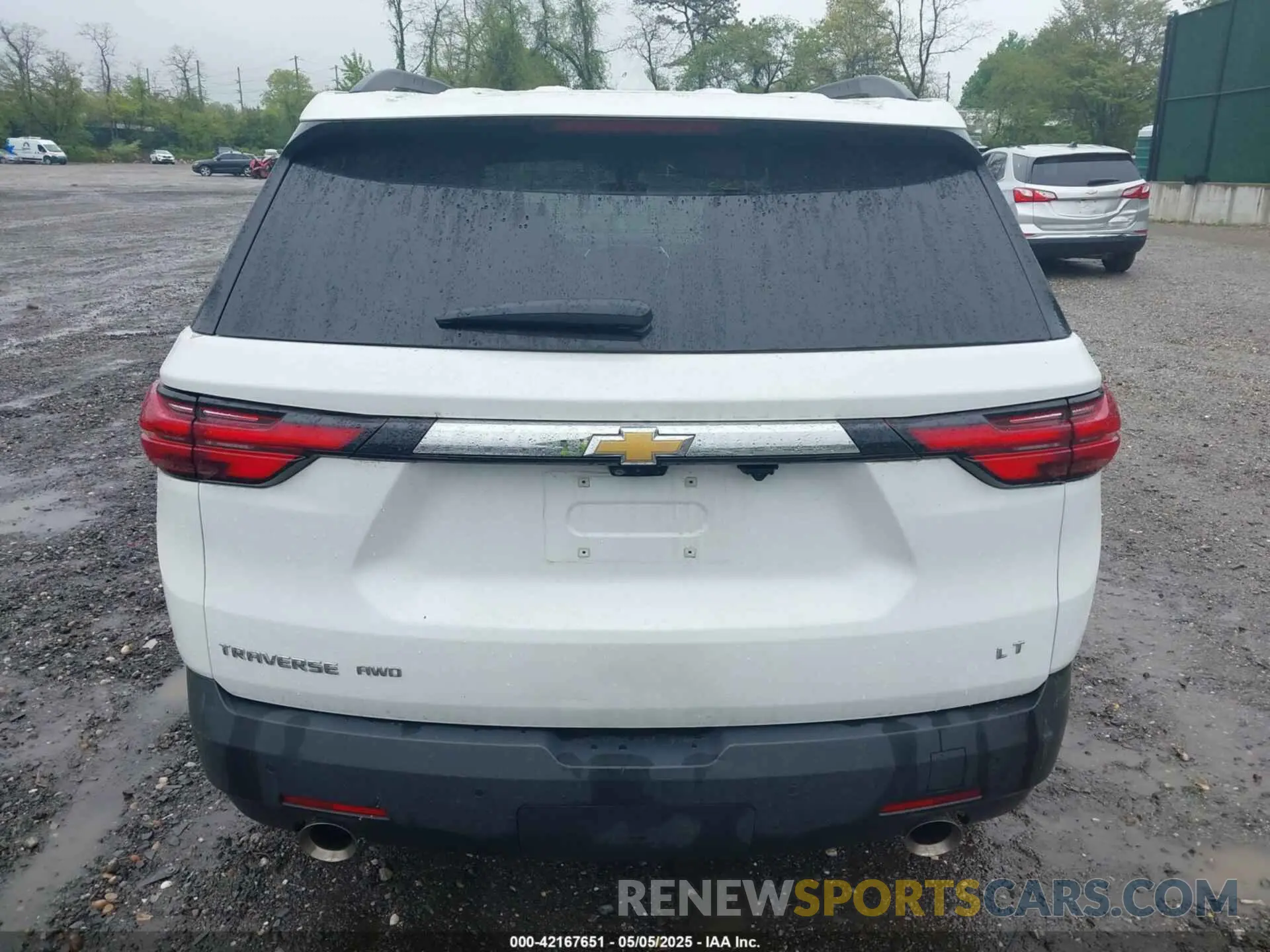 16 Photograph of a damaged car 1GNEVHKW6NJ135807 CHEVROLET TRAVERSE 2022