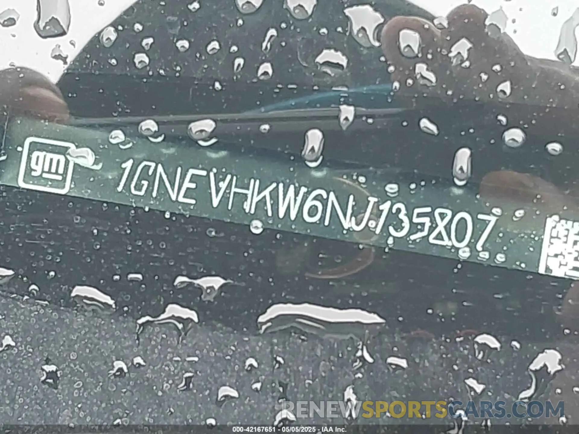 17 Photograph of a damaged car 1GNEVHKW6NJ135807 CHEVROLET TRAVERSE 2022