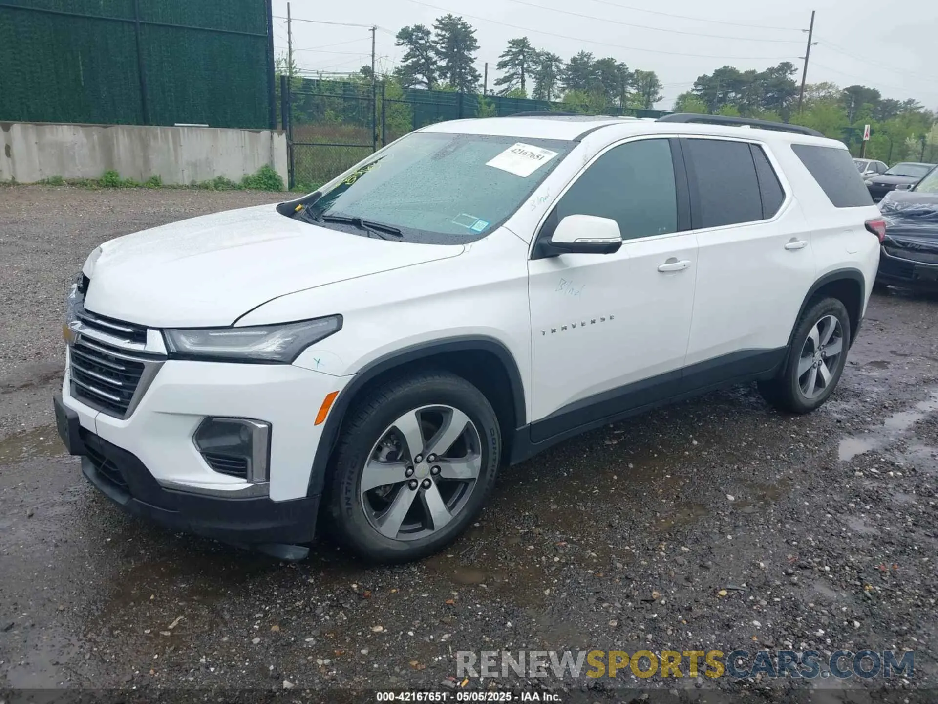 2 Photograph of a damaged car 1GNEVHKW6NJ135807 CHEVROLET TRAVERSE 2022